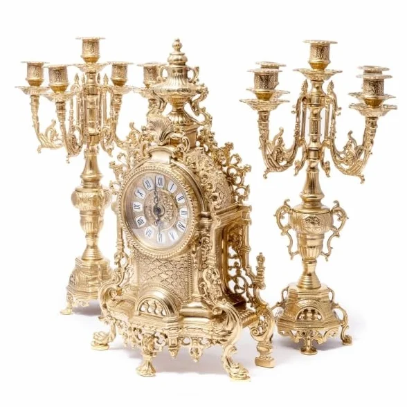 Triptyque horloge baroque en laiton poli avec candélabres françaises