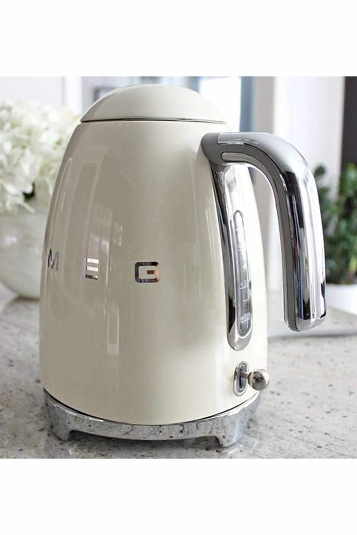 Smeg, Bouilloire Électrique KLF03WHEU 1,7 L, Filtre Anticalcaire Lavable, Arrêt Automatique de Sécurité, Indicateur de Niveau d'Eau, Base Antidérapante, Range Cordon, Puissance 2400W, Blanc