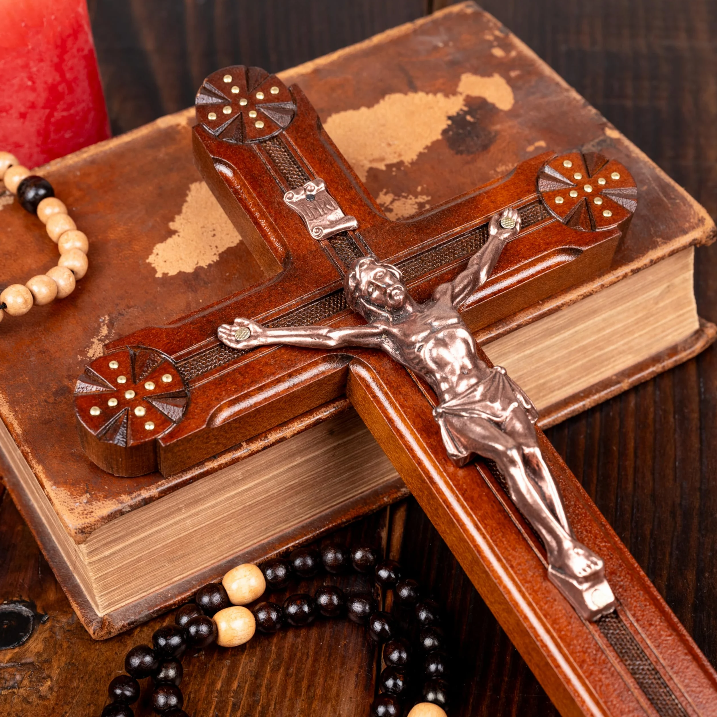 Woodvio - Croix murale en bois faite à la main, finition sculptée à la main, crucifix catholique