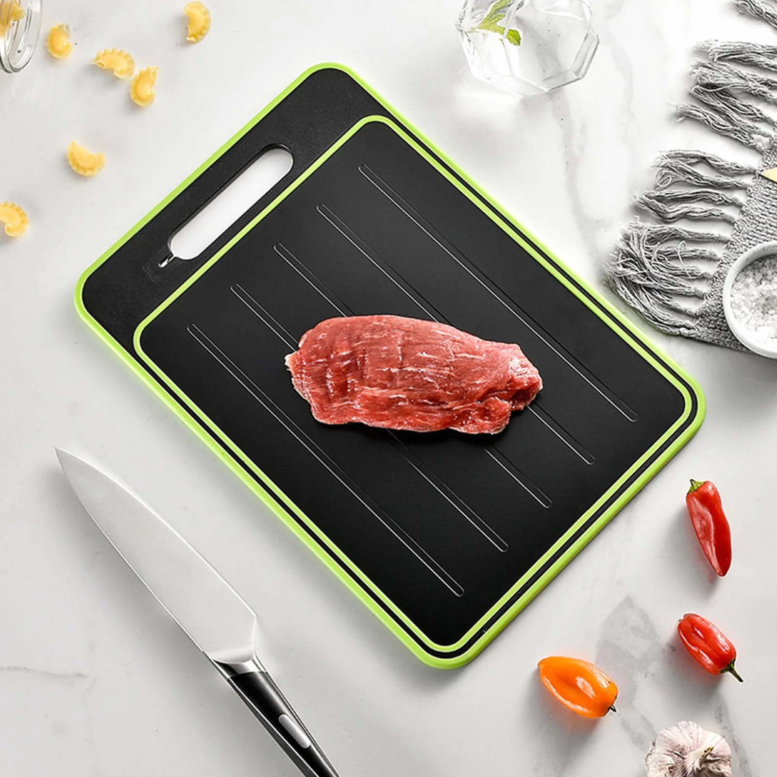 Plateau de décongélation 4 en 1, plateau de décongélation de 24 x 36 cm, double face avec râpe, aiguiseur, planche à découper double face pour décongeler rapidement la viande et les aliments