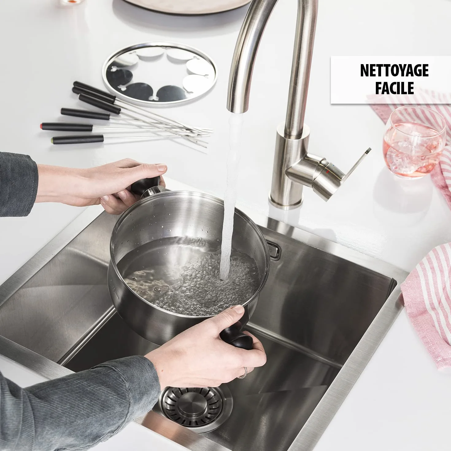 Tristar Appareil à fondue électrique - Pour tous types de fondues - Thermostat réglable - Pour 8 personnes - 1,5 L - Fourchettes incluses