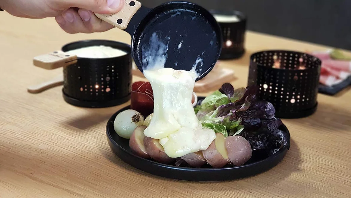 COOKUT - Lumi - Une raclette à la Bougie - Faites Fondre Votre Fromage en 3 Minutes - A Table, Devant la télé ou même en Pique Nique - Spatule Bois inclues - sans électricité - Pack de 4 appareils