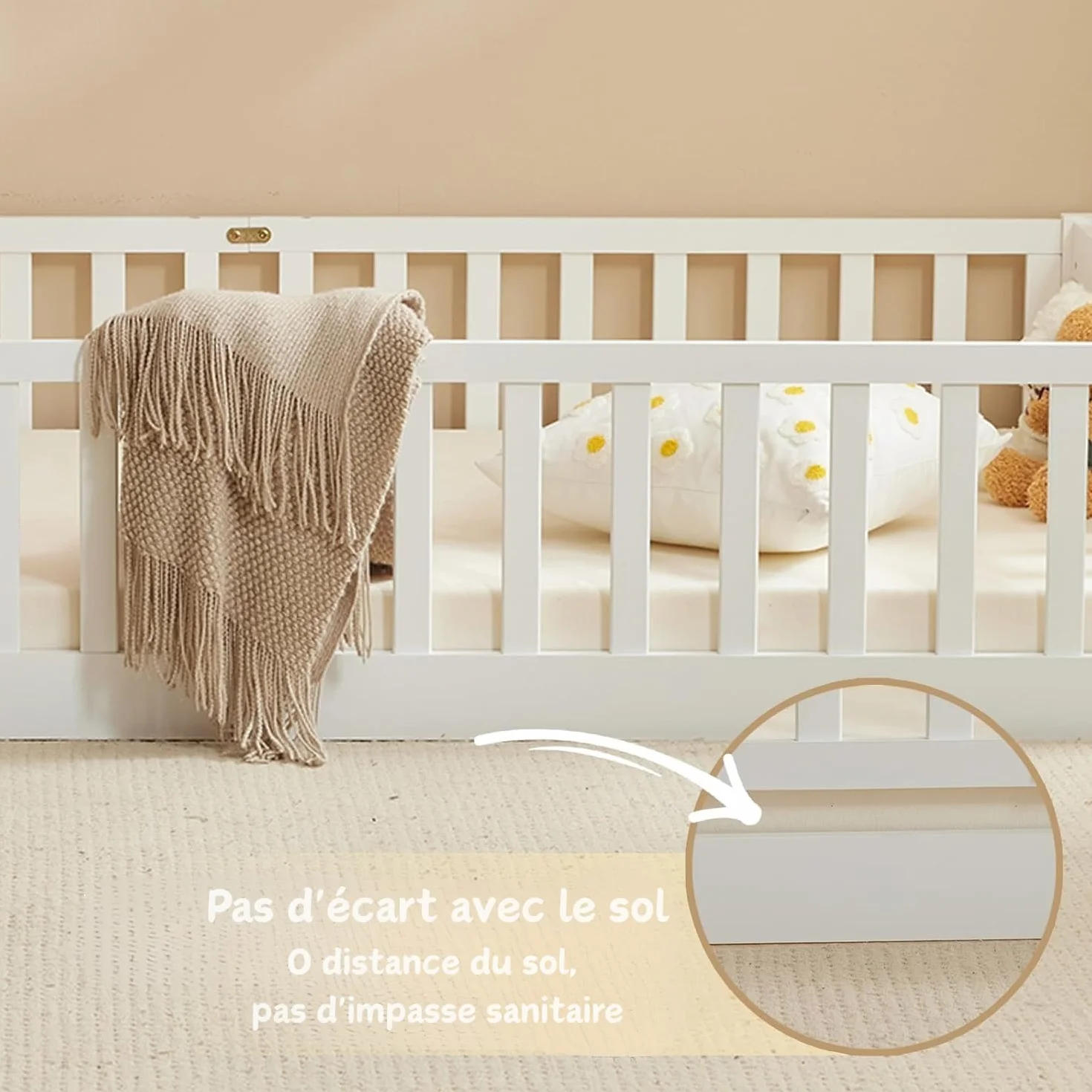LEADZM Montessori Lit d'enfant Lit au Sol 140x200 cm - Bois Massif avec Porte et Barrière Sécurisée - 12 Lattes Renforcées, Garde-Corps Intégré - pour Enfants et Bébés (Blanc)