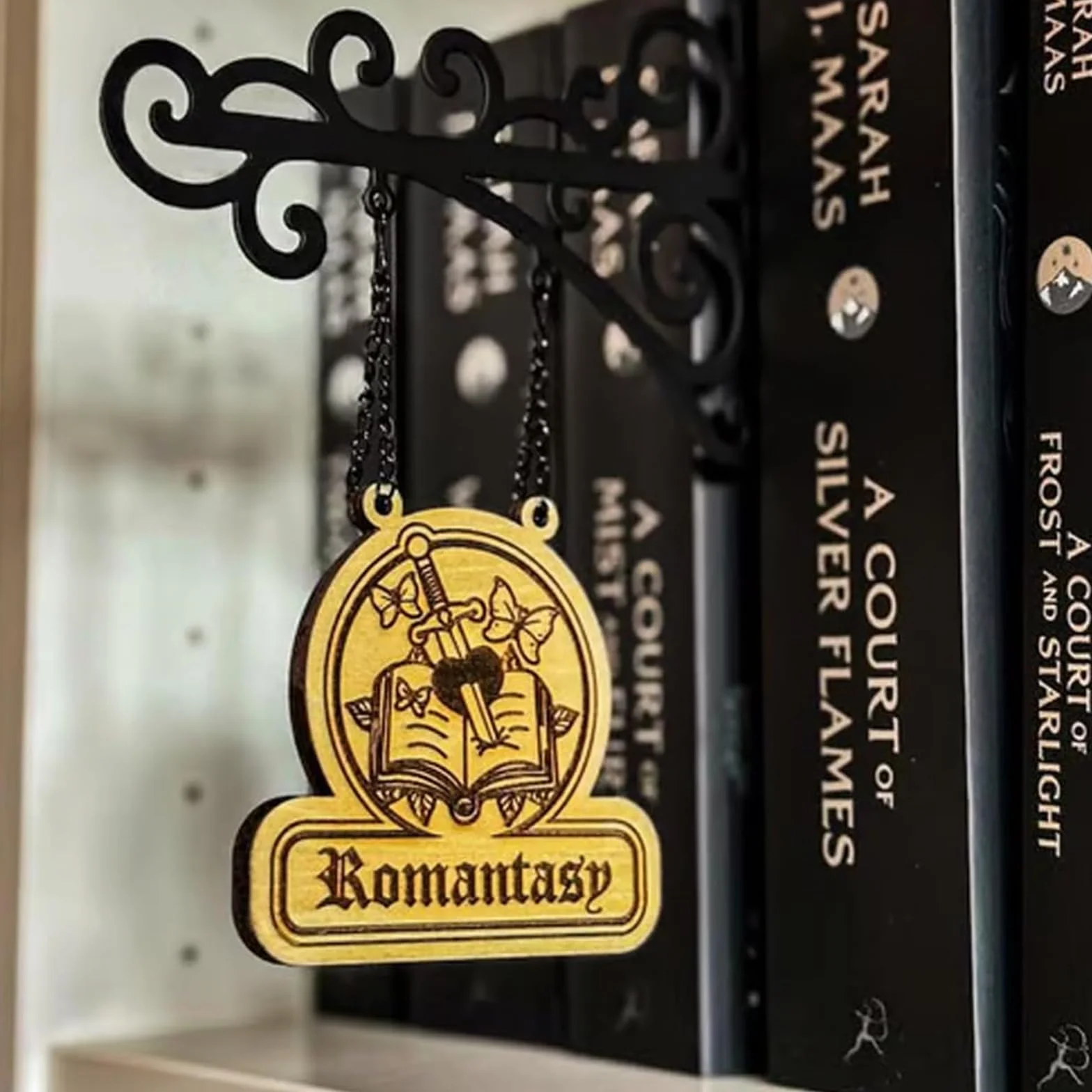 Book Nook Tavern Panneaux – Étiquettes de Genre Artisanales avec Supports Suspendus, Décoration de Bibliothèque