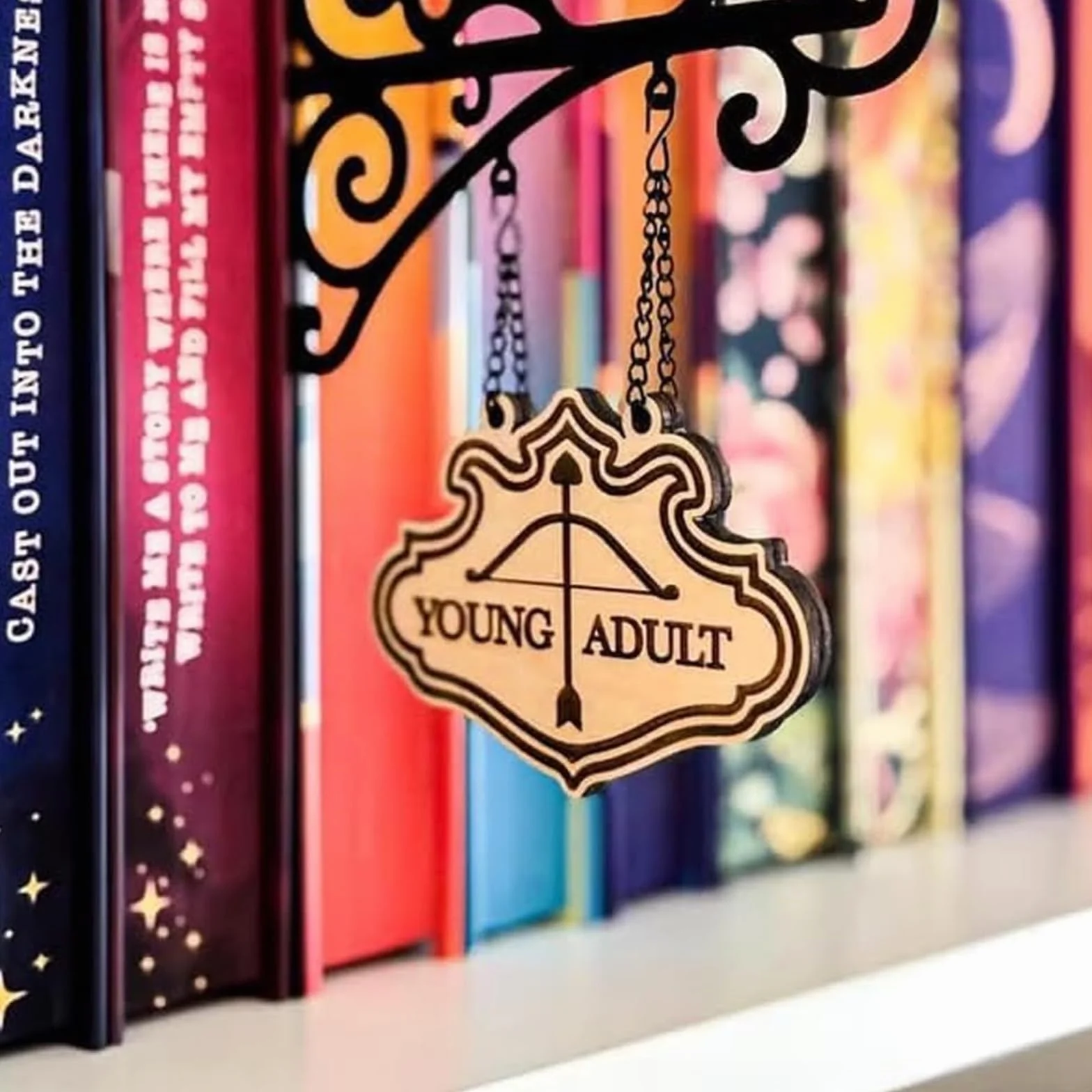 Book Nook Tavern Panneaux – Étiquettes de Genre Artisanales avec Supports Suspendus, Décoration de Bibliothèque