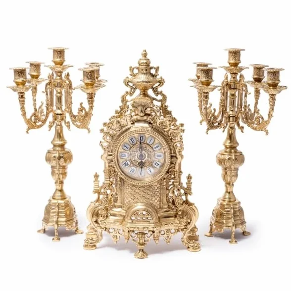 Triptyque horloge baroque en laiton poli avec candélabres françaises