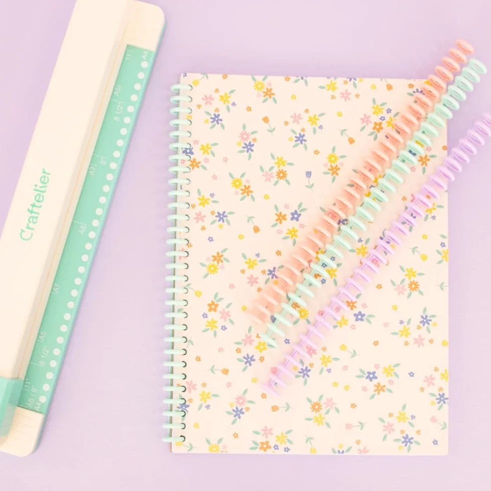 Craftelier - Relieuse manuelle à 30 trous - Perforatrice avec 6 anneaux tons pastel - Perfore jusqu'à 5 feuilles - Compatible avec les formats A4, A5, A6, A7 - Pour cahiers et scrapbooking