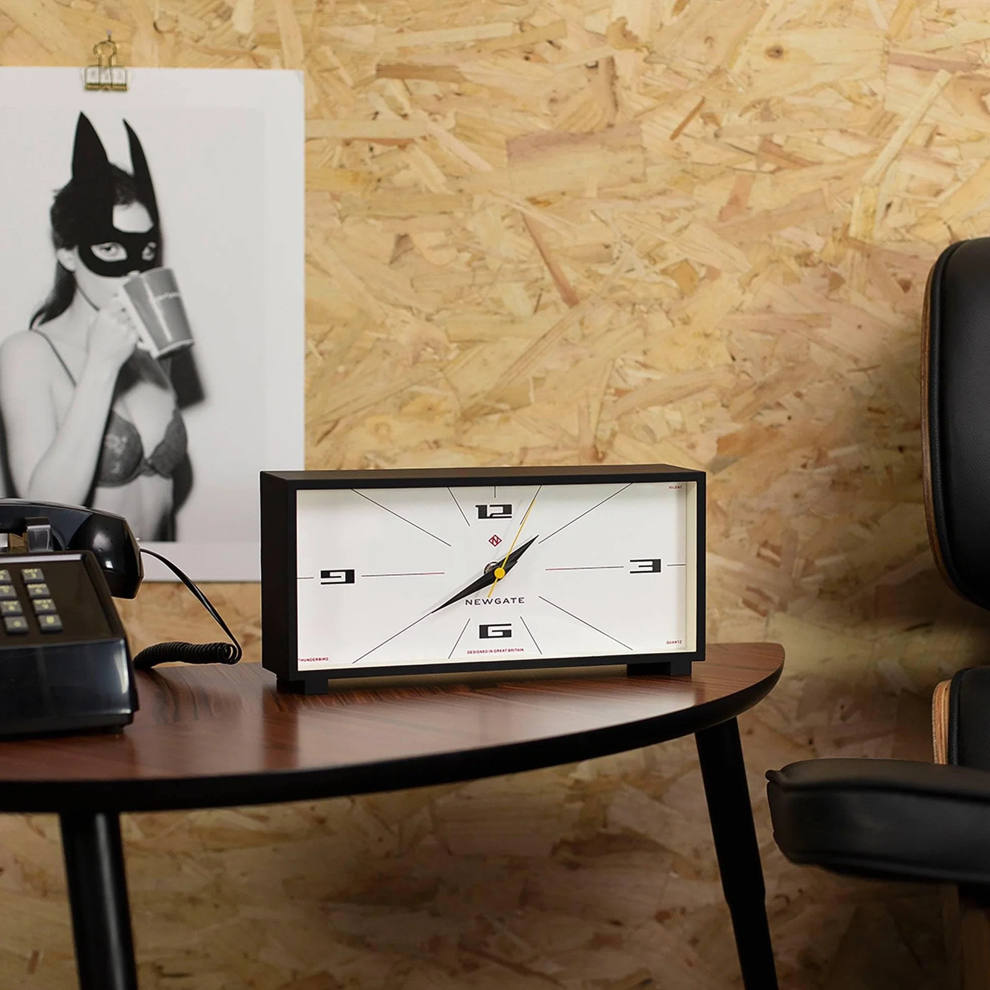 NEWGATE® Thunderbird Horloge de Bureau | Design rectangulaire rétro Contemporain | Noir | Style Moderne du Milieu du siècle pour Bureau, cheminée, Plateau de Table ou étagère