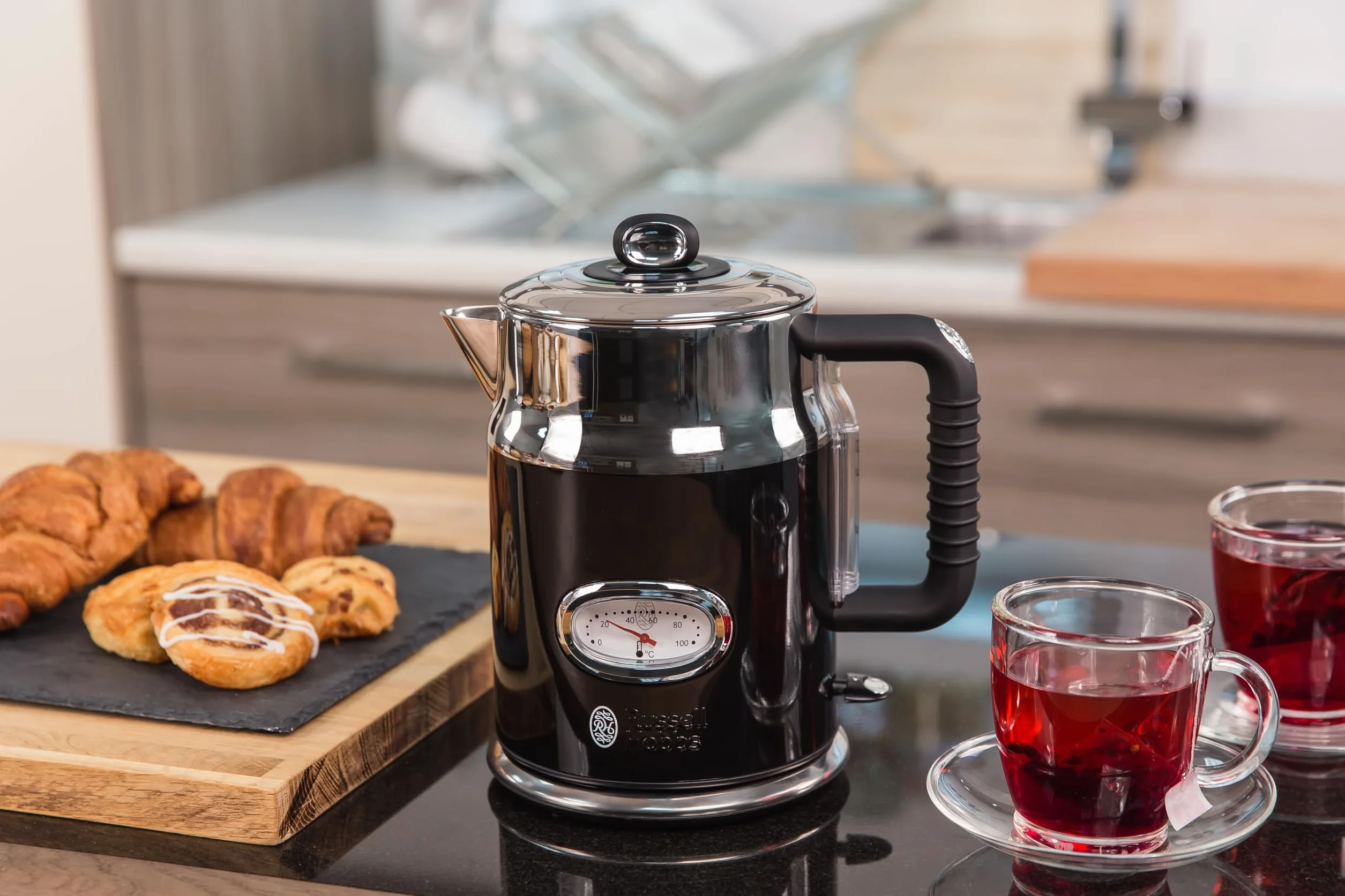 Russell Hobbs Bouilloire Electrique (Design Vintage Premium) Retro Noire (1,7L, 2400W, Ebullition Rapide, Jauge Température Rétro,Marqueurs 1-2-3 tasses,Ecoulement,Couvercle Amovible) 21671-70