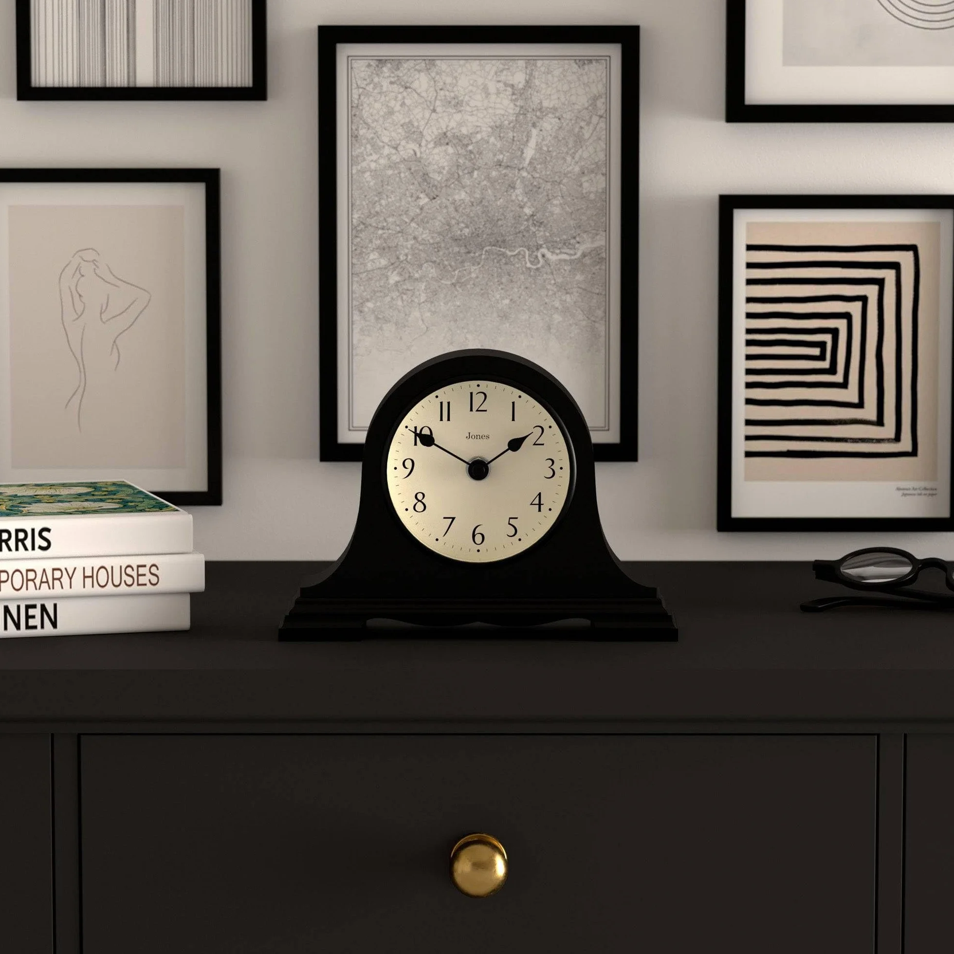 JONES CLOCKS® Speakeasy Petite Horloge à cheminée | Conception Classique du Chapeau de Napoléon | Noir | Style Classique Contemporain pour Bureau, Table, étagère ou Table de Chevet