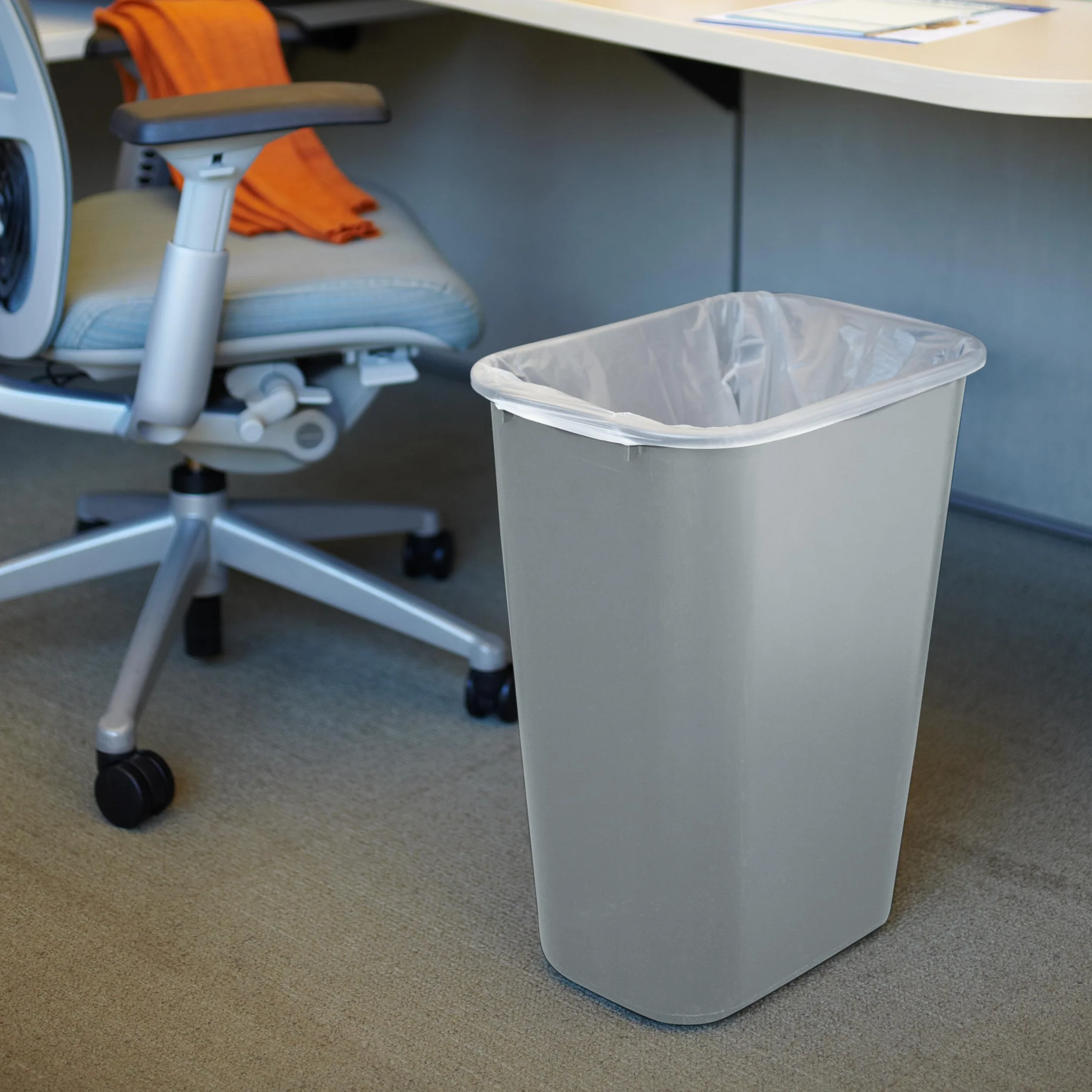 Rubbermaid Commercial Products Poubelle de Bureau Plastique 39L Gris Design Compact