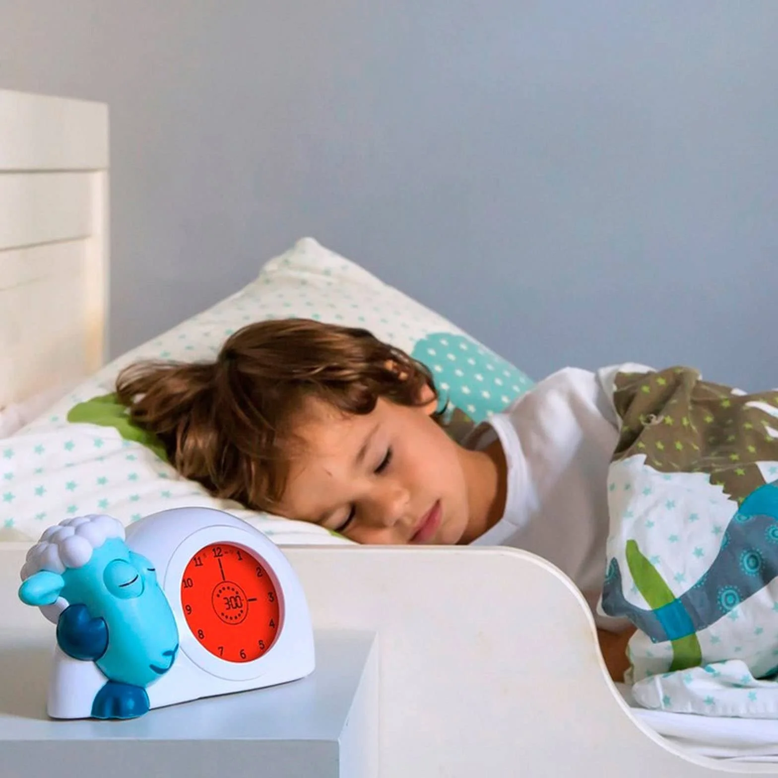 ZAZU Horloge Sam l'Agneau - Horloge d'Entraînement au Sommeil et Veilleuse pour Enfants | Réveil lumineux | Luminosité réglable