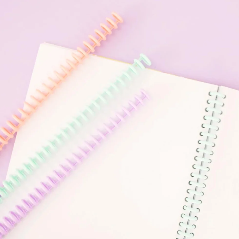 Craftelier - Relieuse manuelle à 30 trous - Perforatrice avec 6 anneaux tons pastel - Perfore jusqu'à 5 feuilles - Compatible avec les formats A4, A5, A6, A7 - Pour cahiers et scrapbooking