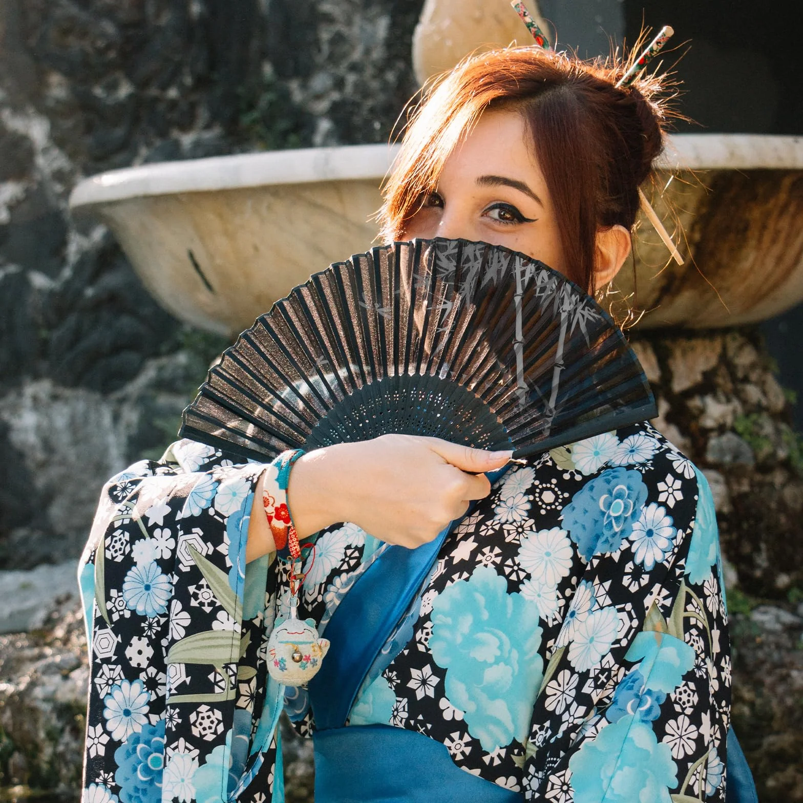 Bellanova Ensemble de 4 Éventails Pliants en Tissu de Soie et Bambou avec Pompon – Style Chinois, Ventilateur Pliant Portable à Main