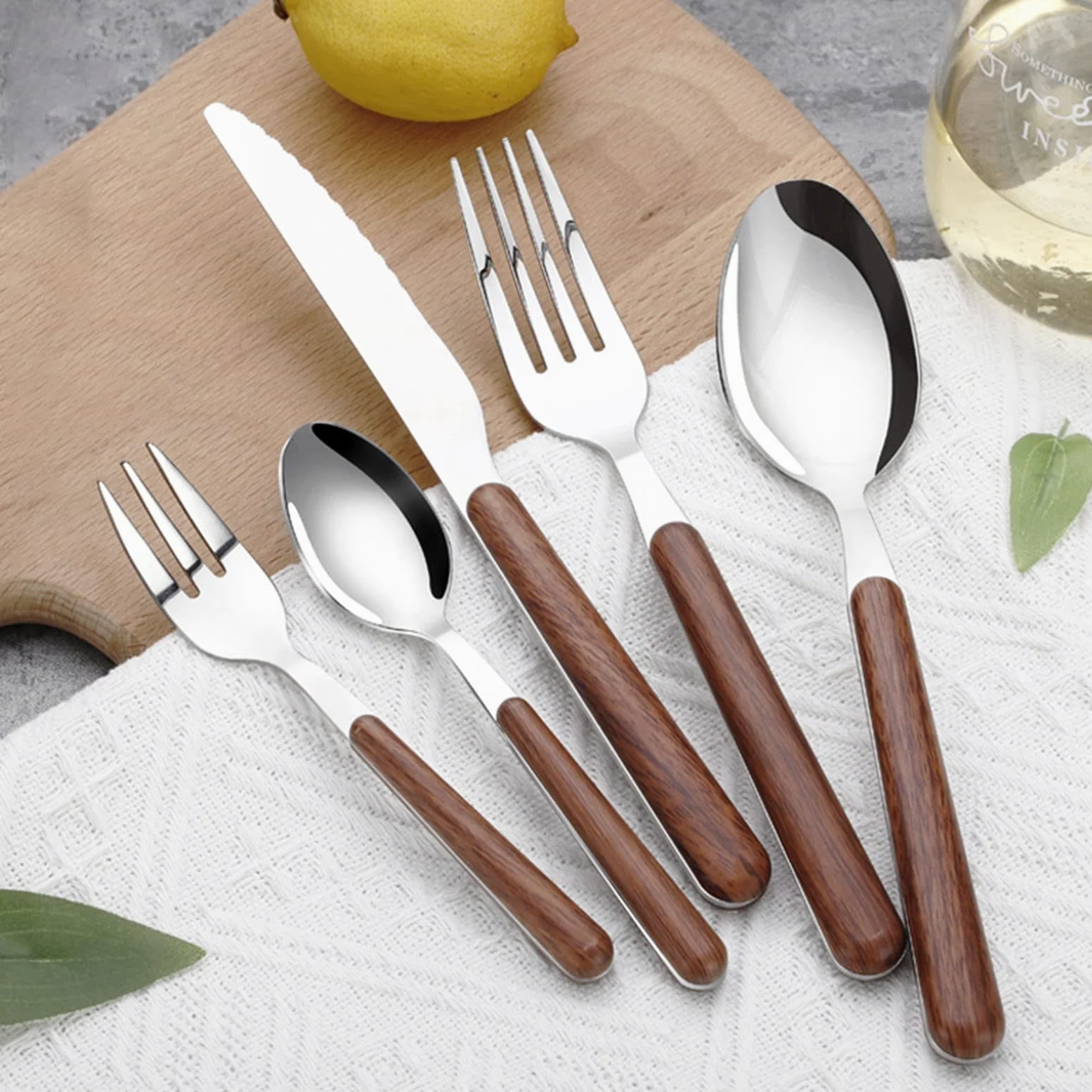 Ensemble de Couverts en Acier Inoxydable doré de 30 pièces avec fourchettes et Couteaux à Manche en Bambou pour Six Personnes