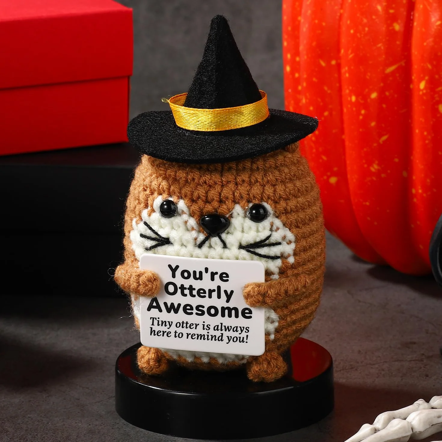 TOYMIS Loutre de Mer Tricotée Artisanal Positive Chapeau Sorcière Halloween Mignon Poupée Soutien Émotionnel (Marron)