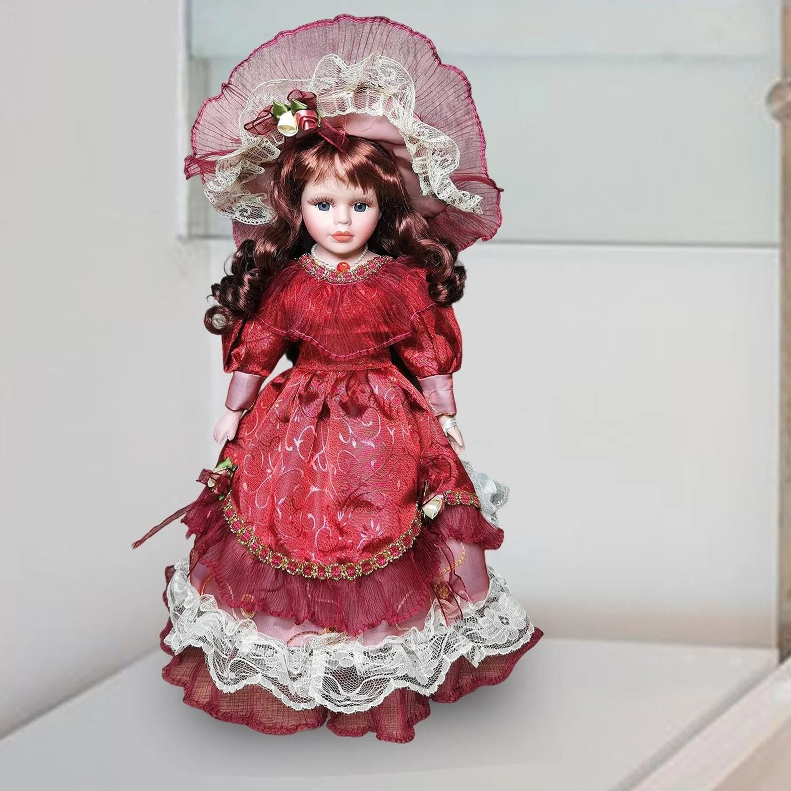 Fenteer Figurine de Collection Poupée Porcelaine Lady Costume Ancien Cheveux Bouclés Robe Élégante Chapeau Bordeaux