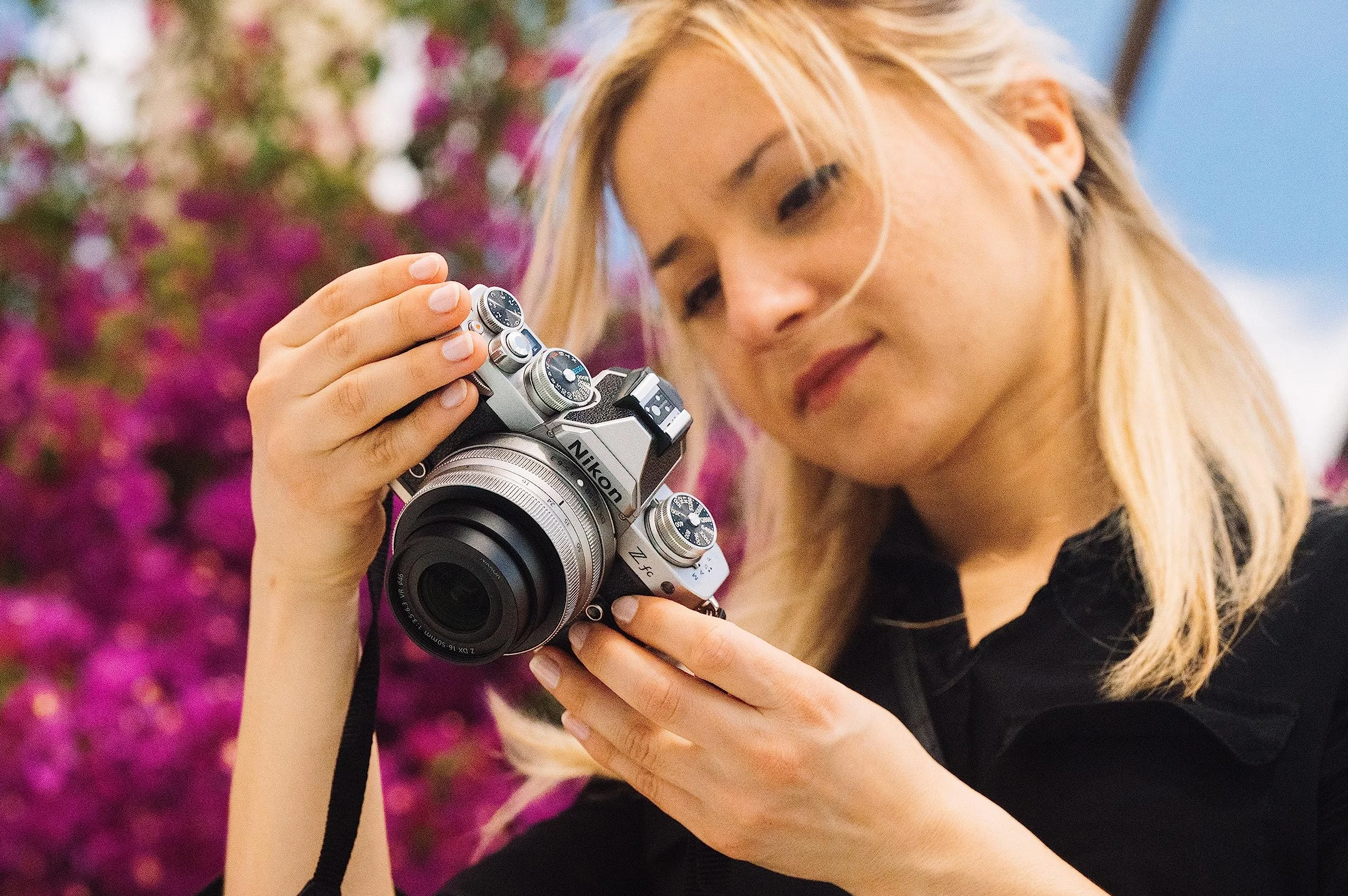 Nikon Z Fc Kit Z fc Aparat Fotograficzny, Srebrny/Czarny, 20,9 MP