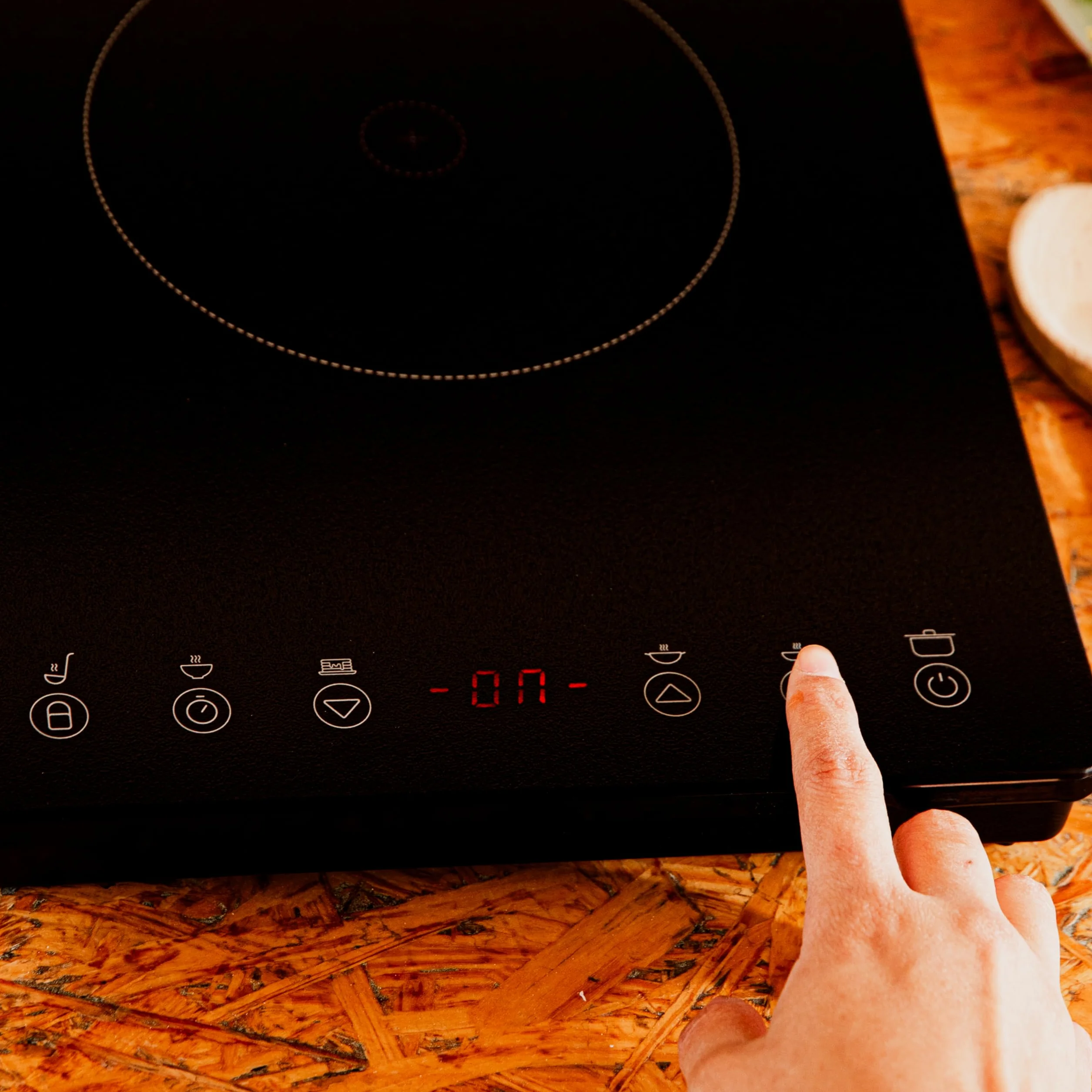 Cecotec Plaque à Induction Portable 1 Feu Full Magma Slim. Puissance de 2000W réglable sur 8 niveaux, design en verre haute résistance, écran tactile, minuterie, facile à nettoyer