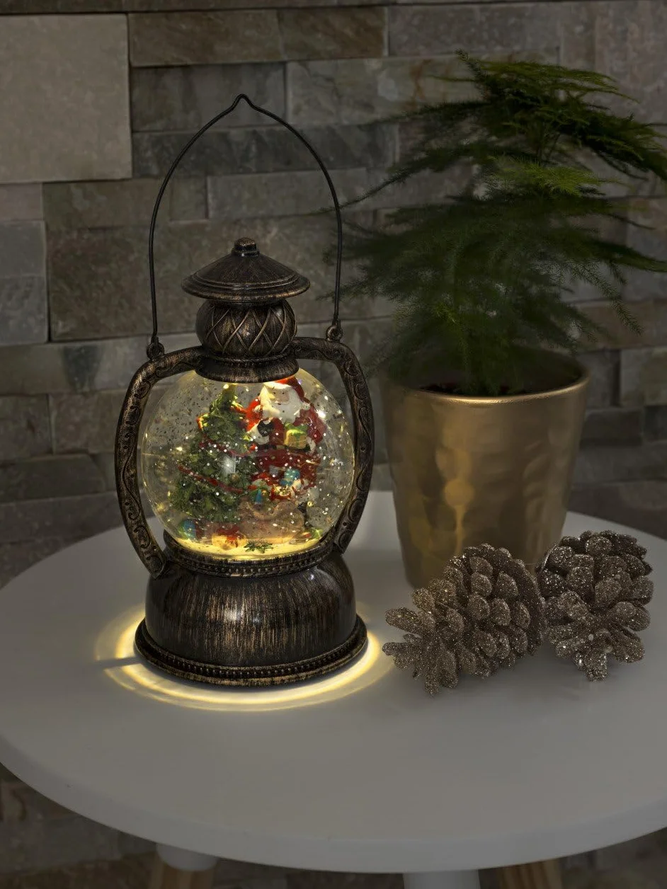 Lanterne à bille LED Konstsmide 3497-000 Père Noël, avec minuterie de 5 h, remplie d'eau, blanc chaud, à piles, intérieure, scène du père Noël, diamètre 12,7 cm