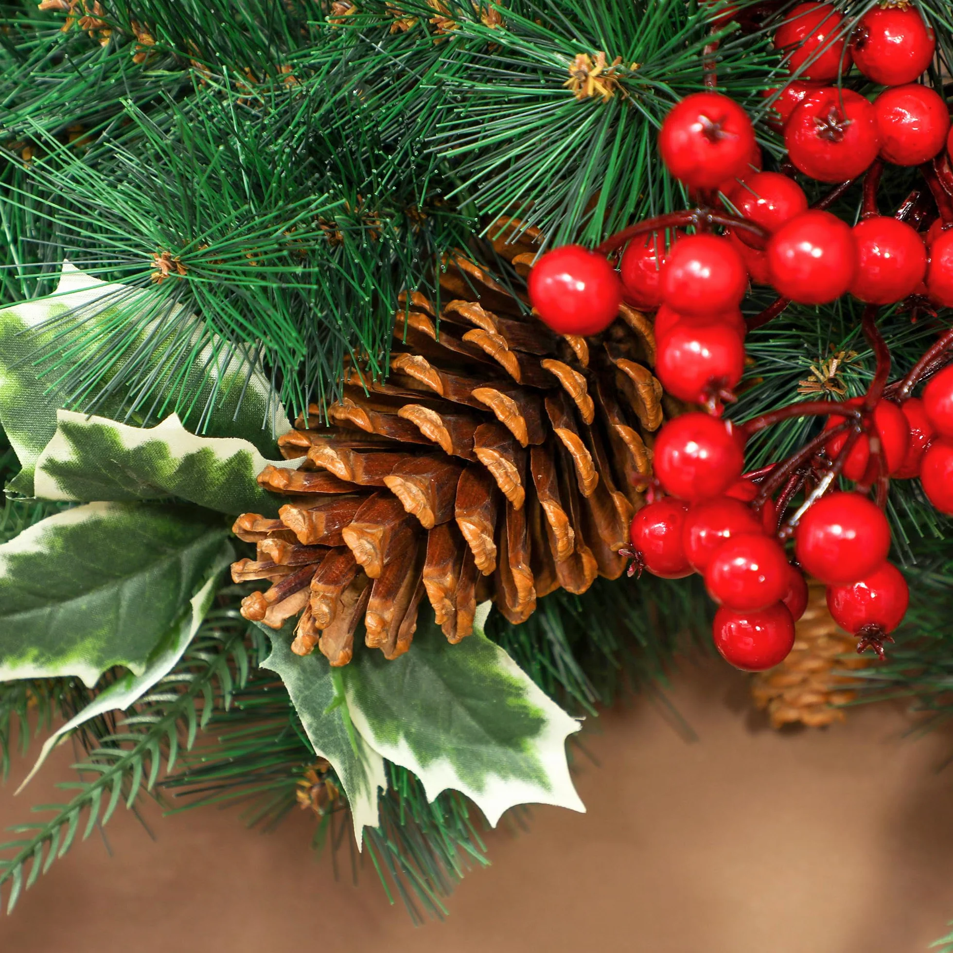 HOMCOM Couronne de Noël Lumineuse 60 cm avec 35 LED Blanc Chaud, minuterie, Couronne de Noël de Porte d'entrée, 170 Pointes, Pommes de pin, Baies, Feuilles de Houx, pour Porte, Mur, cheminée, Vert