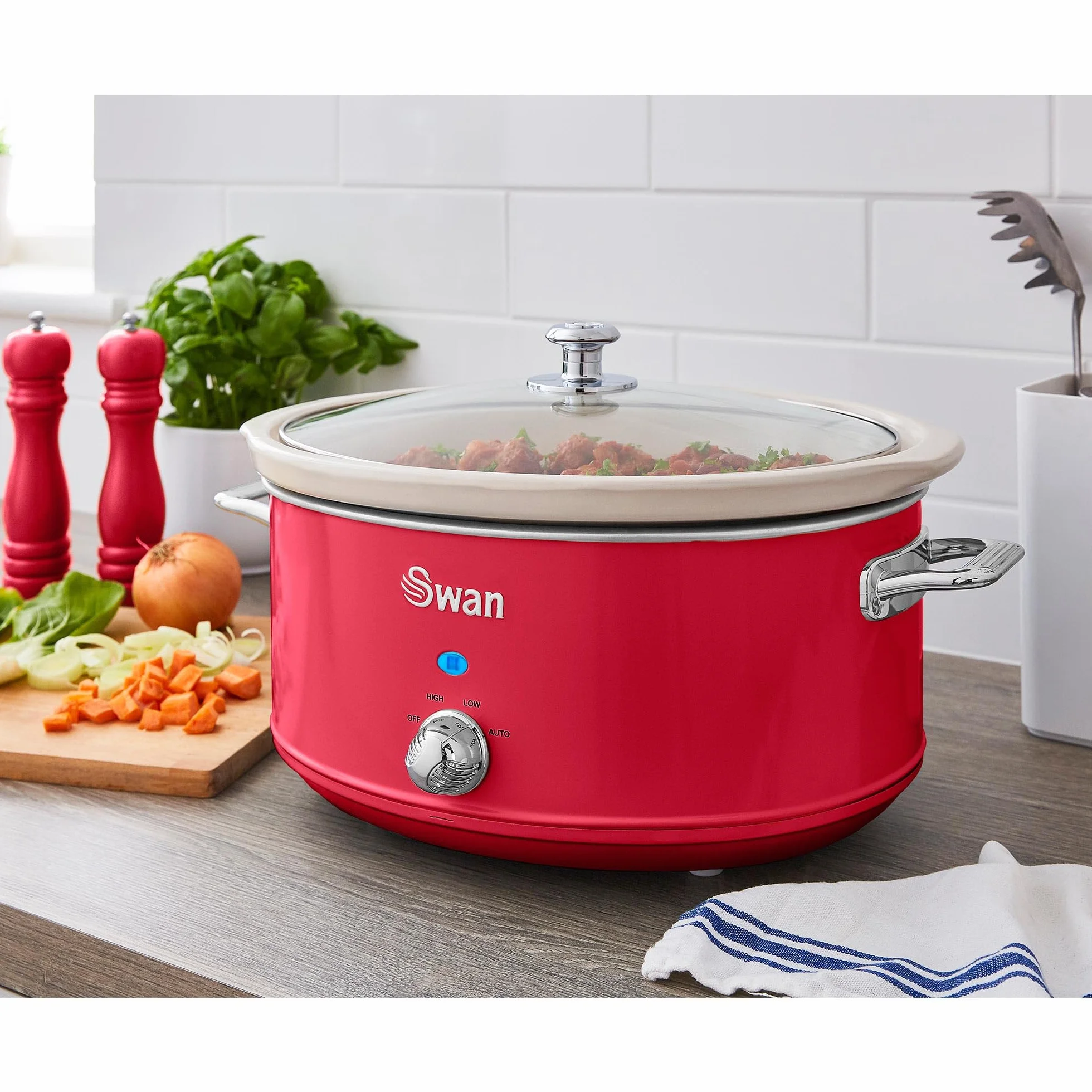 Swan Retro SF17031RNEU Mijoteuse, Récipient de Cuisson Amovible de 6,5 Litres, Slow Cooker, Céramique Antiadhésive sans PFOA ni PTFE, 3 Niveaux de température, Design Vintage, Rouge, 320W