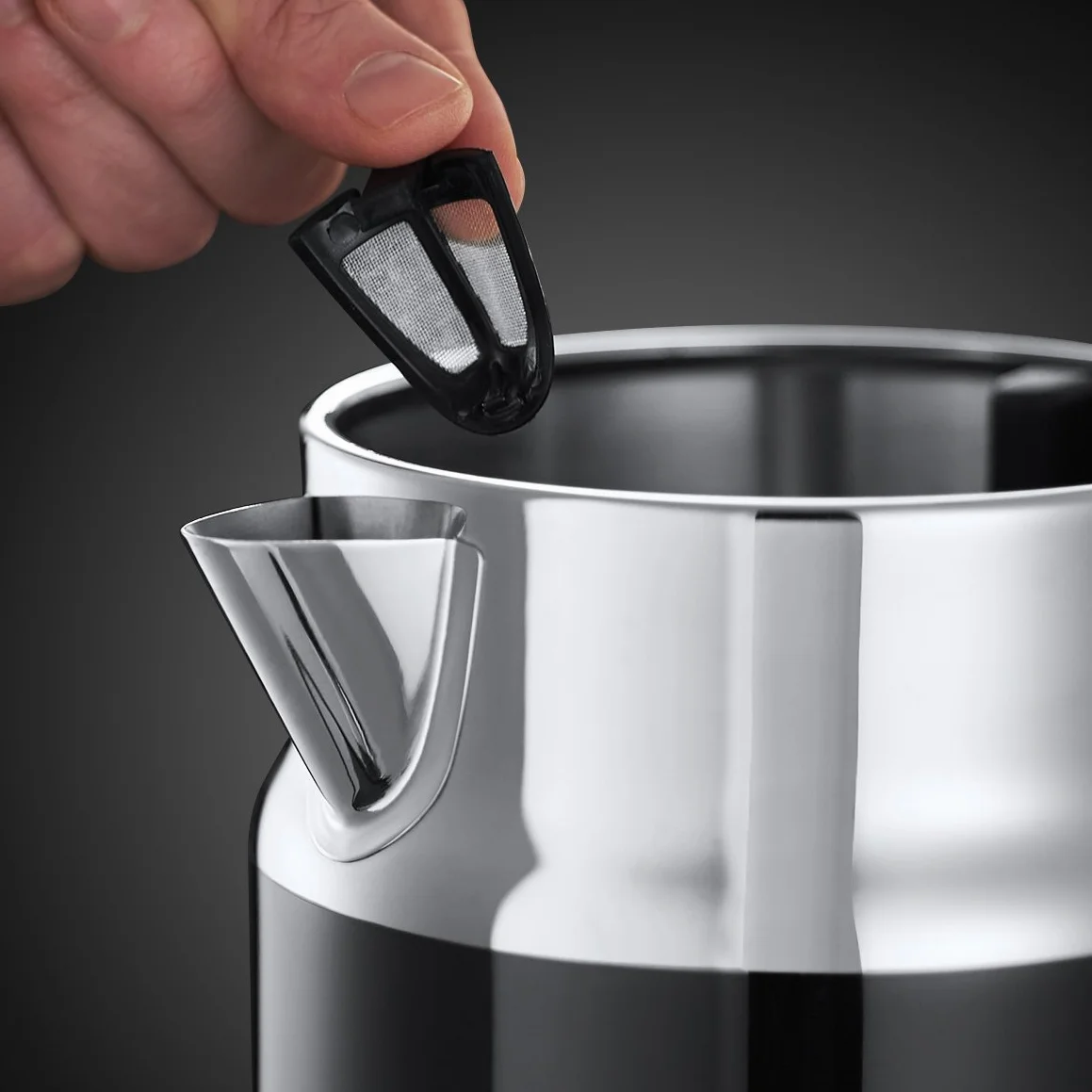 Russell Hobbs Bouilloire Electrique (Design Vintage Premium) Retro Noire (1,7L, 2400W, Ebullition Rapide, Jauge Température Rétro,Marqueurs 1-2-3 tasses,Ecoulement,Couvercle Amovible) 21671-70