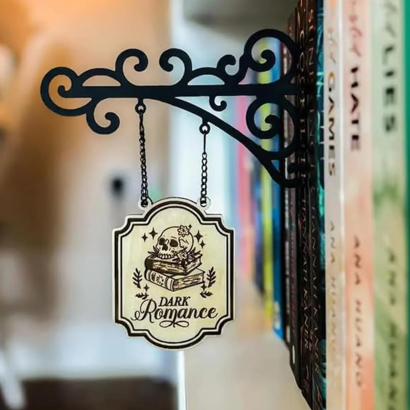 Book Nook Tavern Panneaux – Étiquettes de Genre Artisanales avec Supports Suspendus, Décoration de Bibliothèque