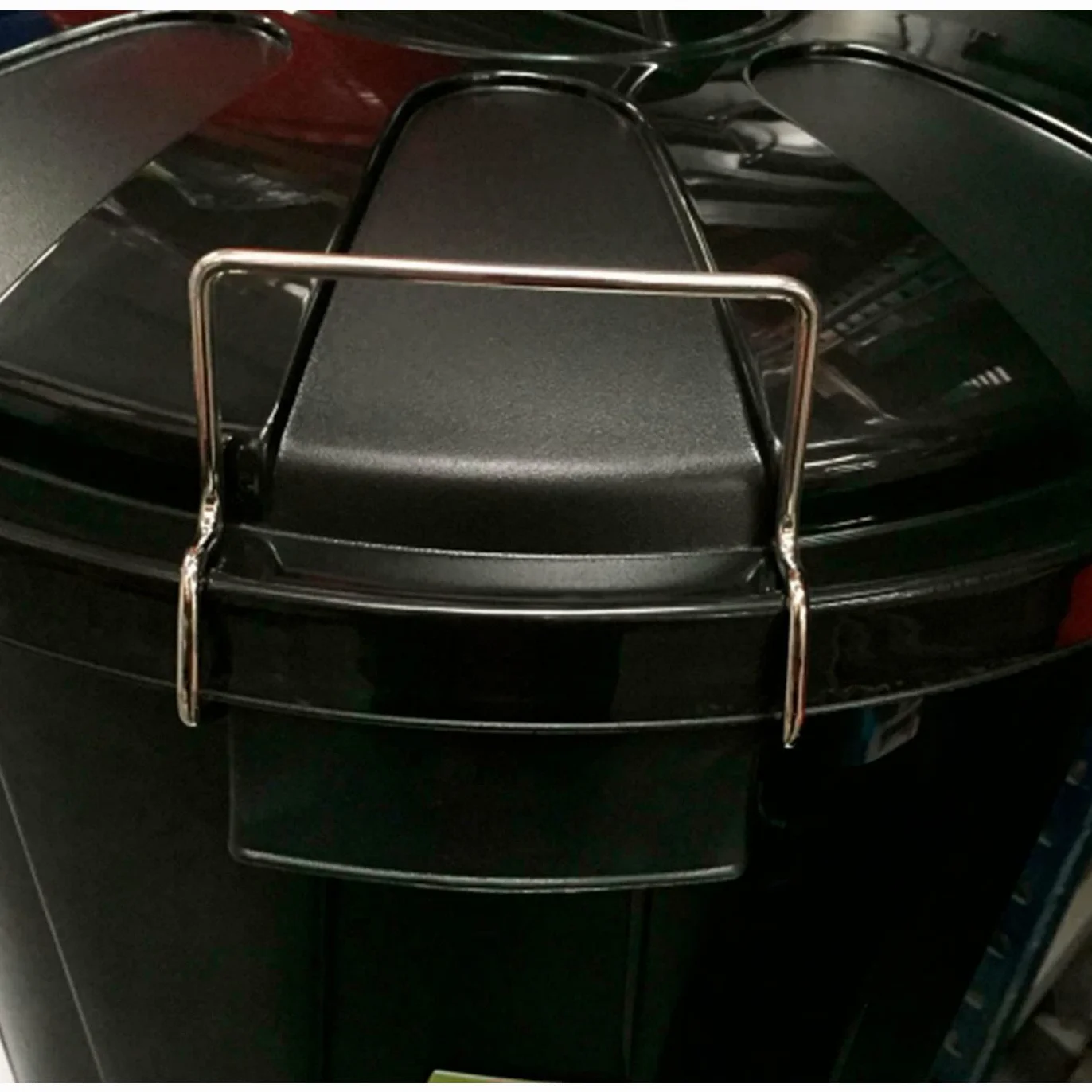 Acan Tradineur Poubelle industrielle 100 litres noir plastique recyclage couvercle poignées métalliques 57x74,5x52 cm