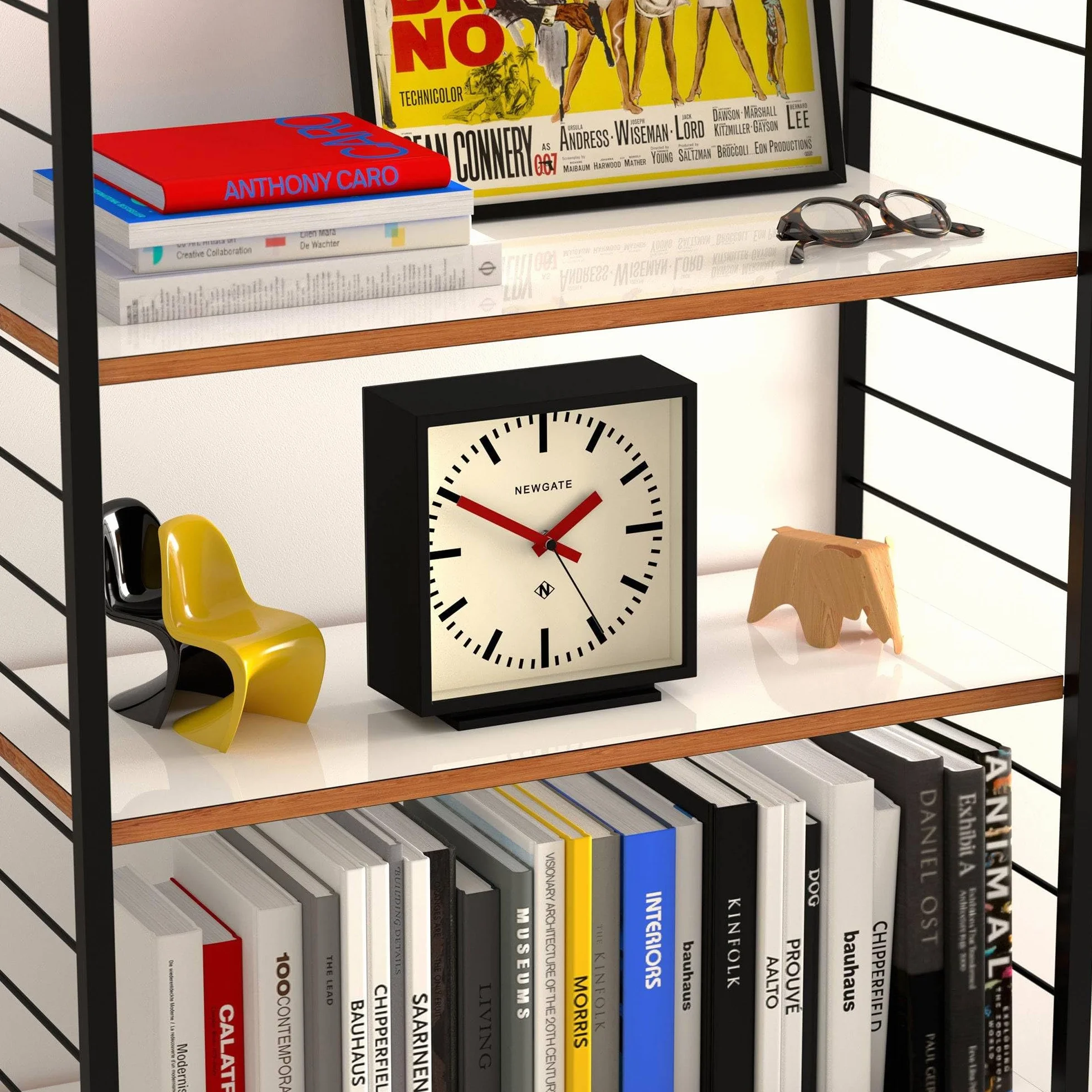 NEWGATE® Amp Horloge de Bureau | Conception carrée d’Horloge de Station | Boîtier Noir à Aiguilles Rouges | Style Moderne pour Bureau, Plateau, cheminée, étagère ou Table de Chevet