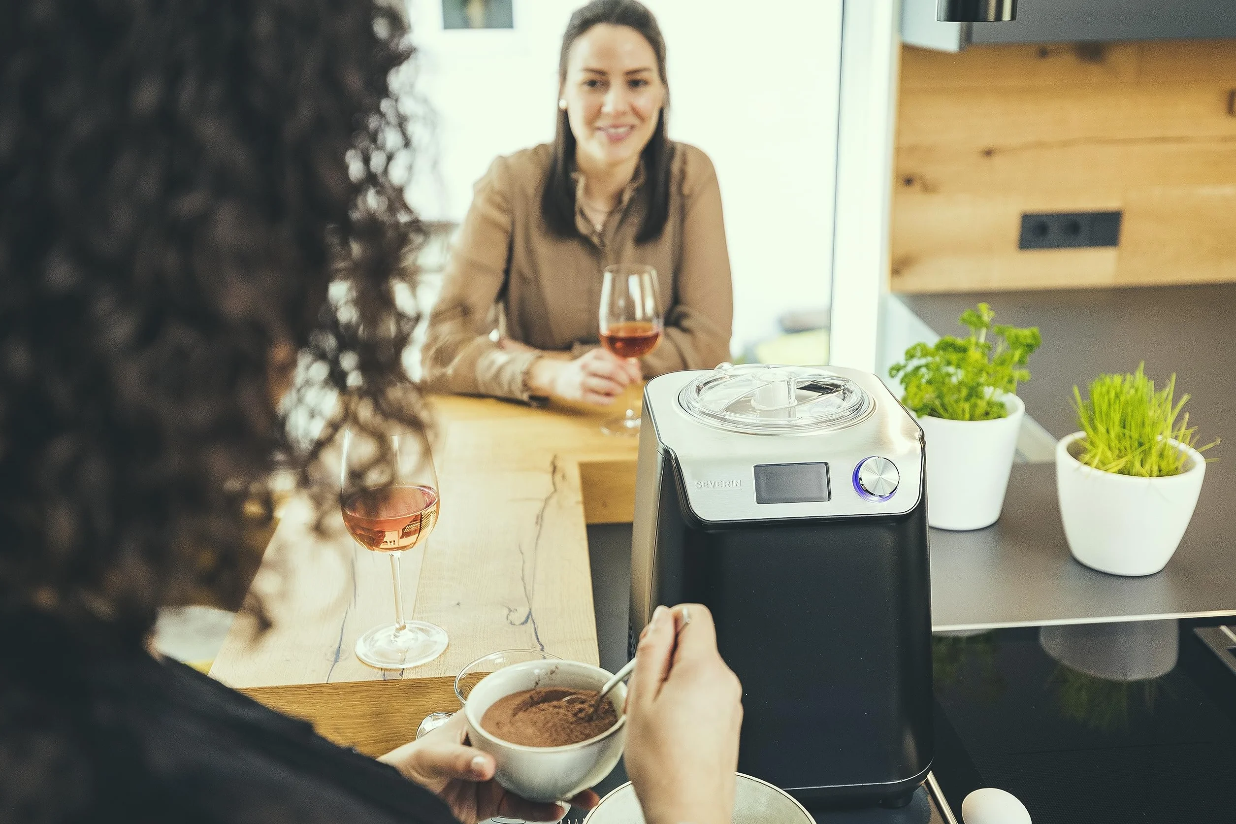 SEVERIN Sorbetière 2-en-1 Compacte 135 W, Sorbetière électrique et yaourtière d'une capacité 1,2 L, Machine à glace avec livre de recettes, noir, EZ 7407