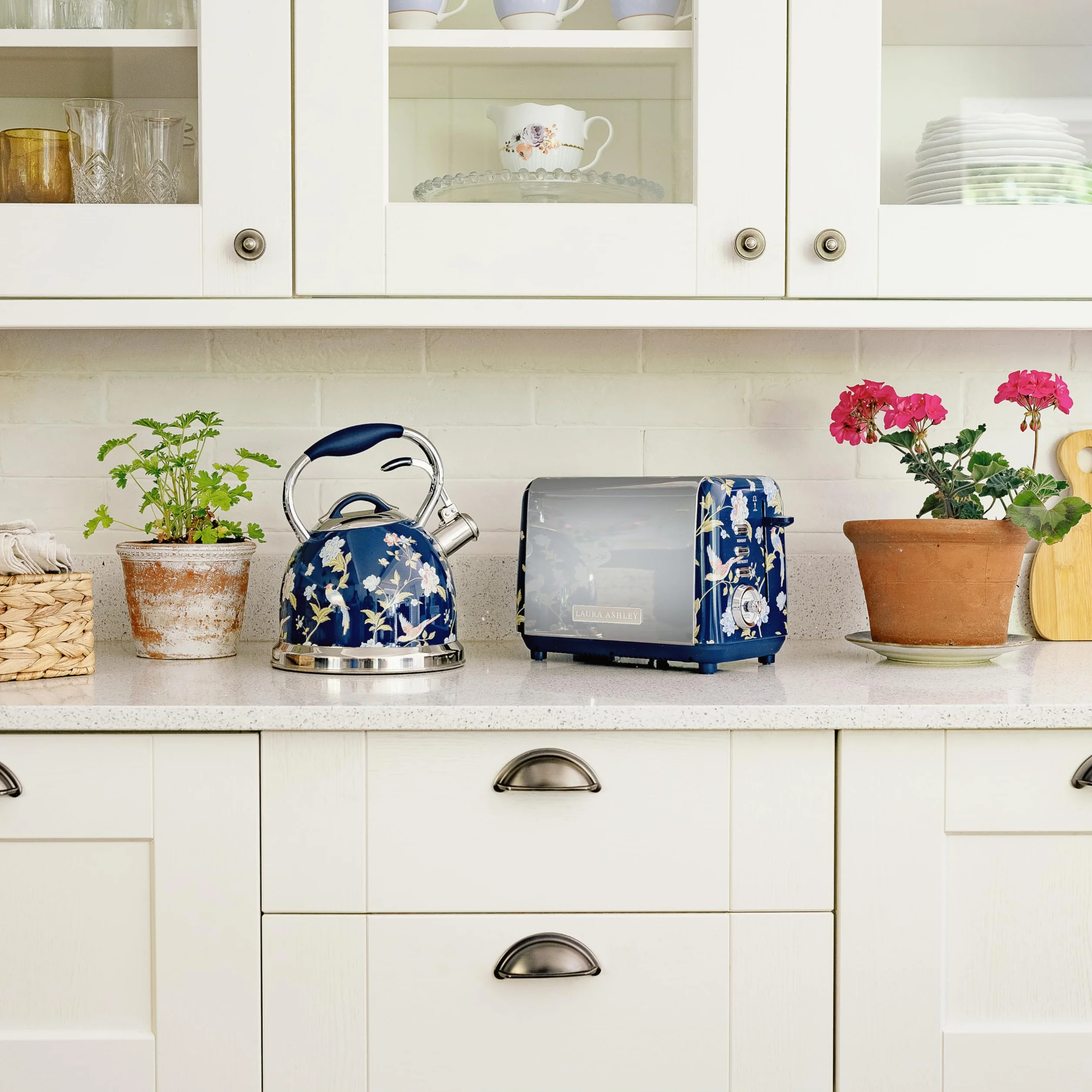 Laura Ashley Elveden Marine Bouilloire Induction de 2,5 Litres par VQ - Bouilloire Sifflante à Ébullition Rapide pour Gaz, Induction ou Autres Cuisinières avec Mécanisme à Bouton-Poussoir