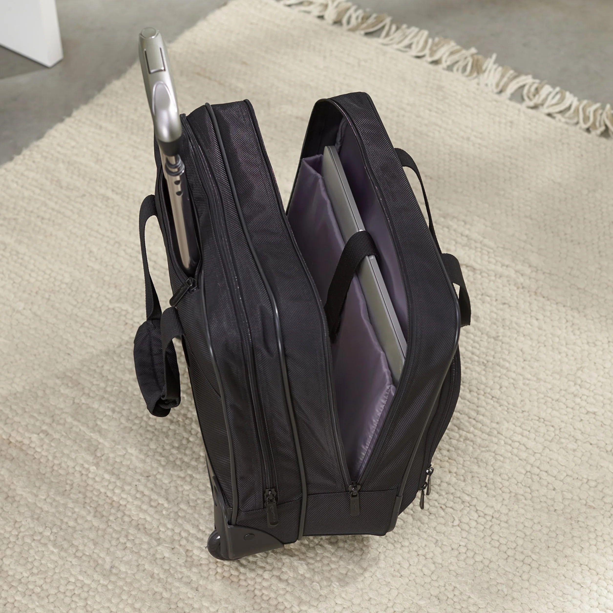 Amazon Basics - Wózek na laptopa z szybko poruszającymi się kółkami i łatwo dostępną kieszenią przednią – nadaje się do laptopów do 15.6 cali ( 39.6 cm ), czarny