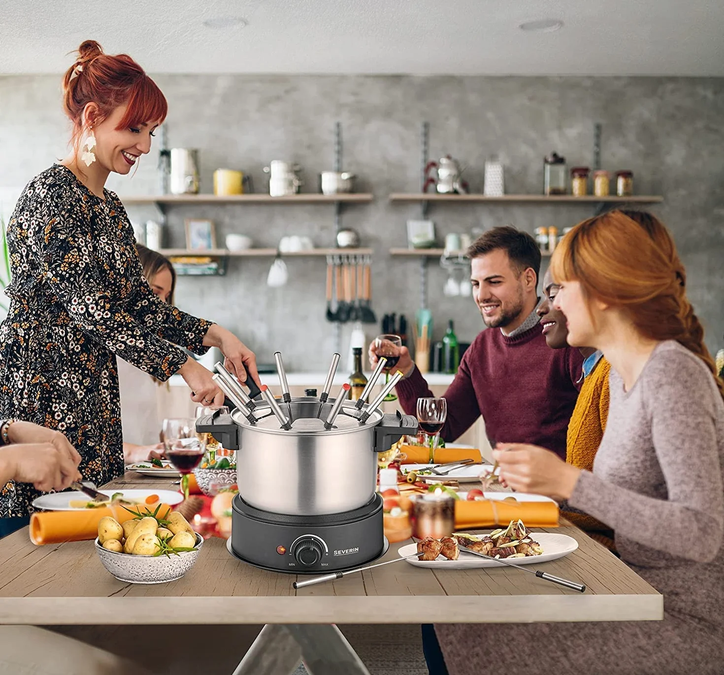 SEVERIN Fondue électrique 8 personnes avec caquelon inox amovible, Inclus : Protection antiprojections et 8 fourchettes, Noir/Inox, FO 2470