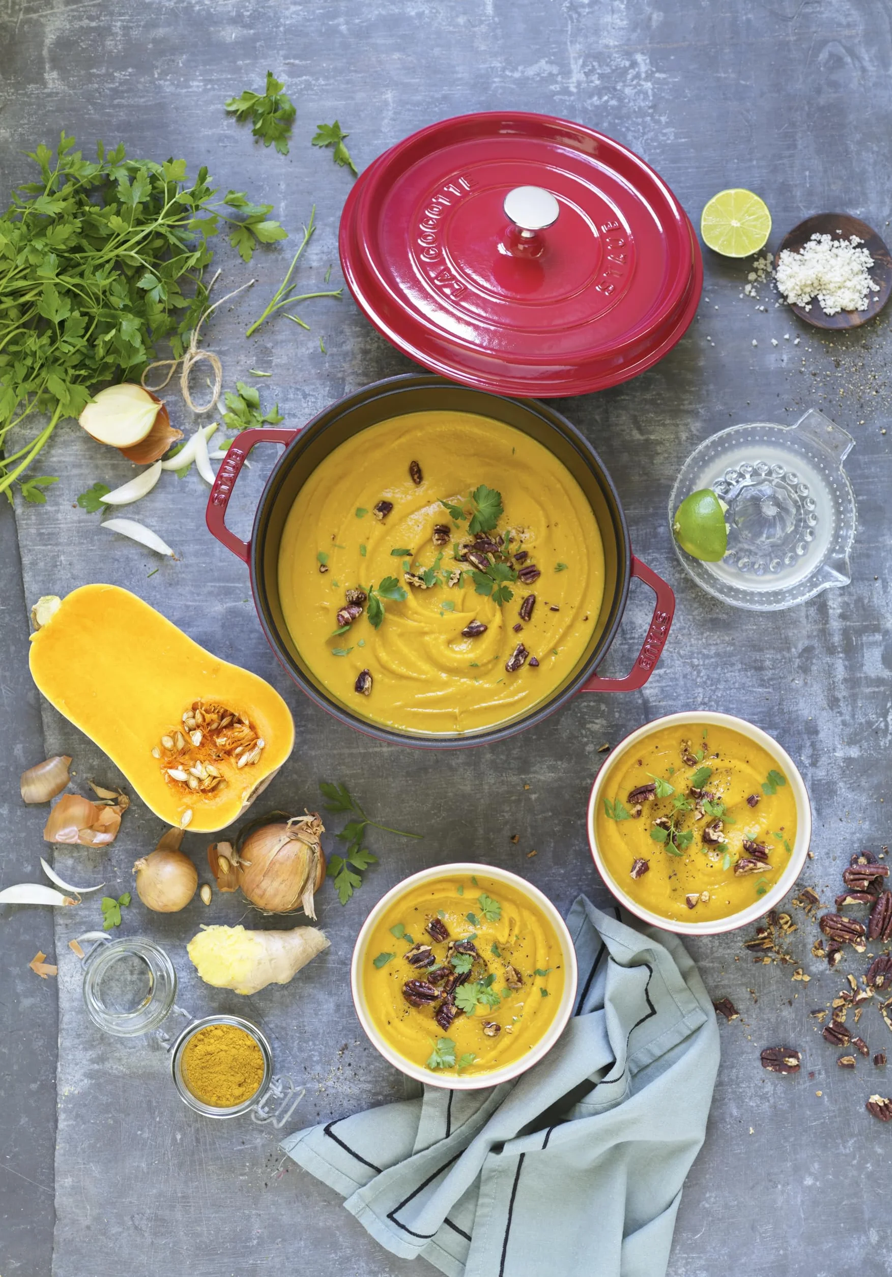 STAUB Cocotte en fonte, faitout tous feux dont induction, ronde, 24 cm, 3,8 L, Made in France, rouge cerise