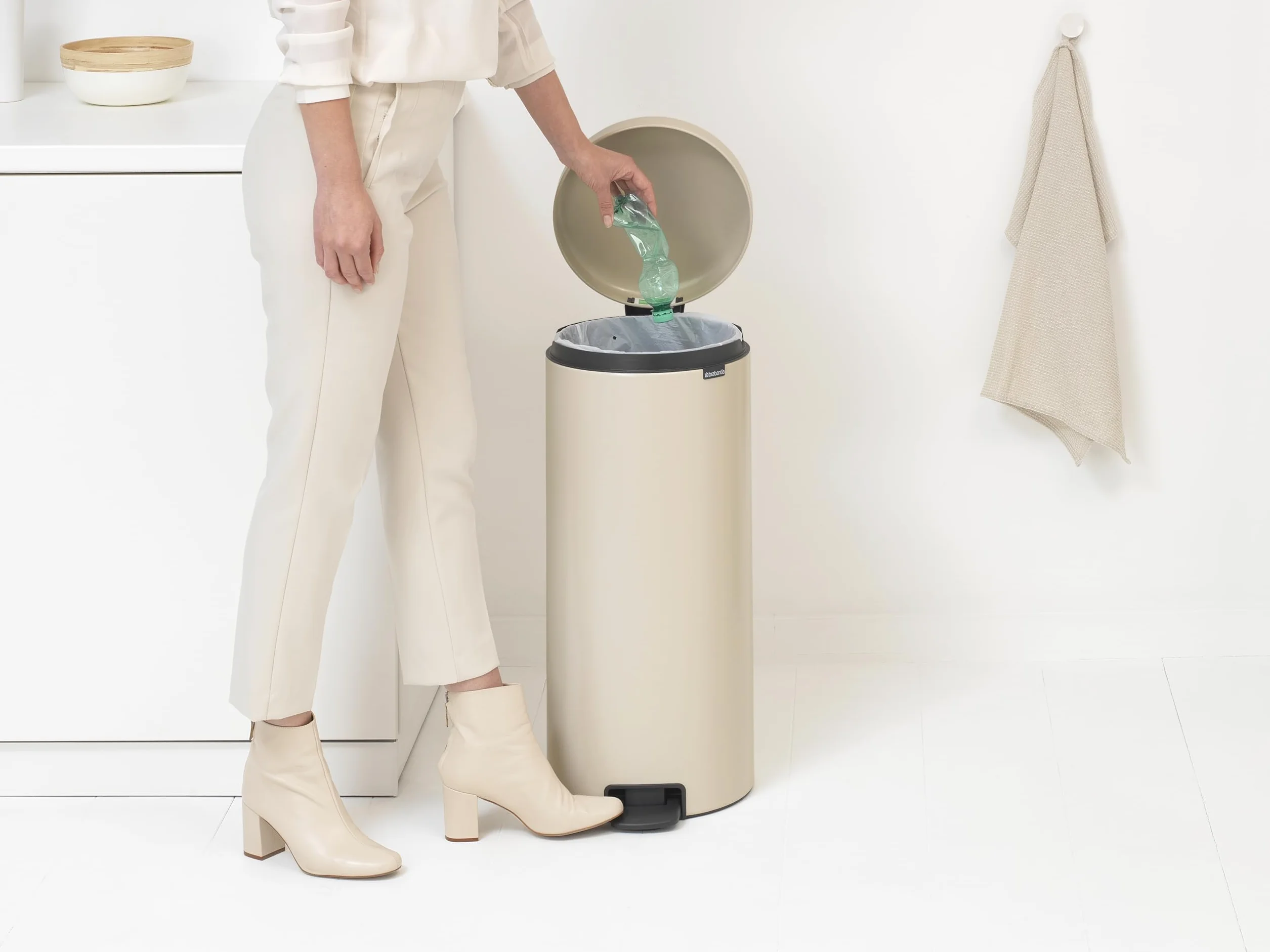 Brabantia Poubelle à Pédale 30L NewIcon - Grande Poubelle Cuisine Couvercle Soft-Close - Soft Beige 30 x 38 x 68 cm
