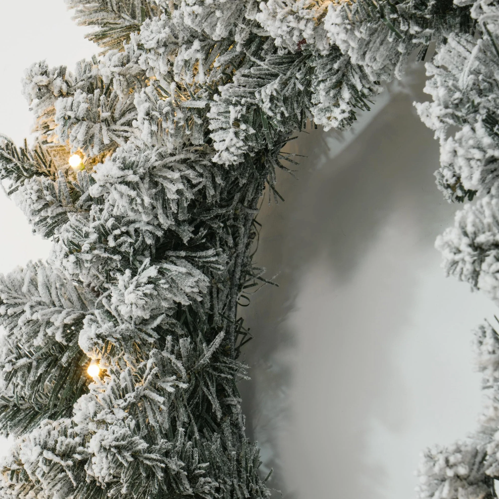 HOMCOM Couronne de Noël Porte givrée Artificielle 60 CM décoration de Noël Lumineuse avec Pommes de pin et Baies Rouges, lumières LED et minuterie, pour Porte, fenêtre ou cheminée, Vert