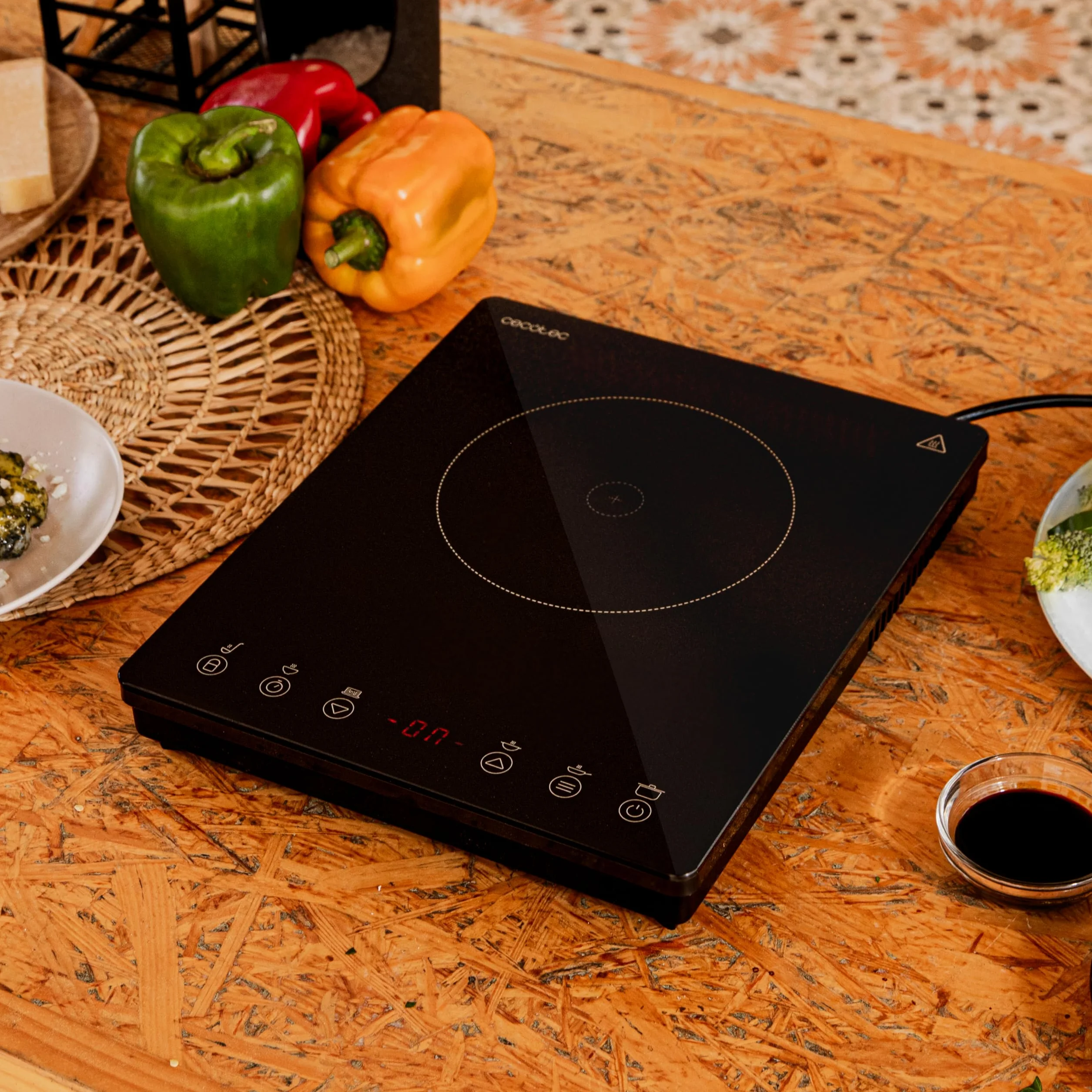 Cecotec Plaque à Induction Portable 1 Feu Full Magma Slim. Puissance de 2000W réglable sur 8 niveaux, design en verre haute résistance, écran tactile, minuterie, facile à nettoyer