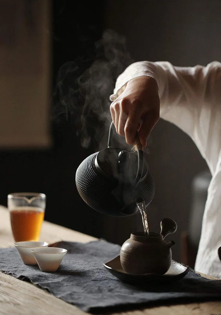Théière en Fonte avec Infuser, 800ml Théière Induction pour Thé Noir, Bouilloire à Thé pour Les Amateurs de Thé, Noir