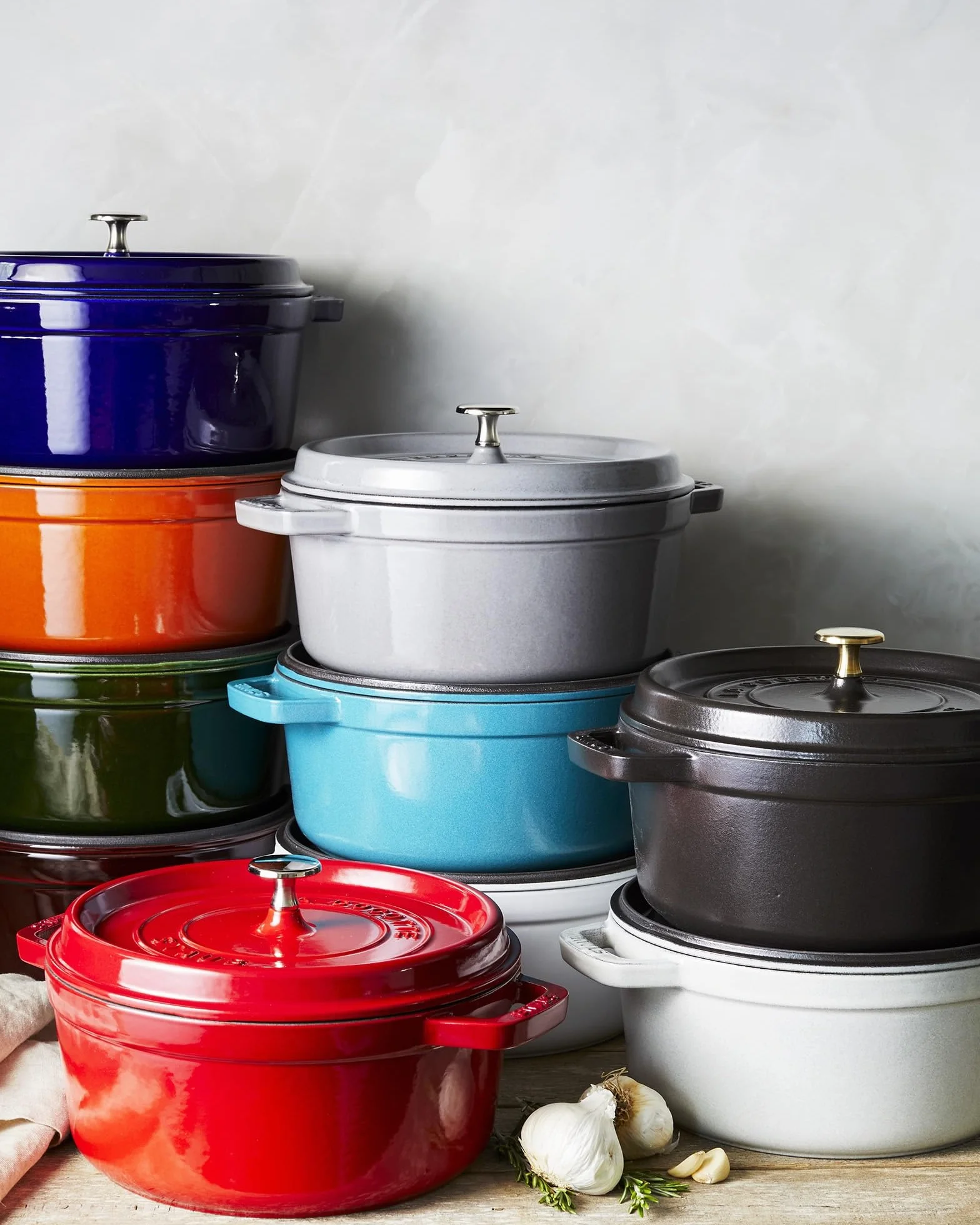 STAUB Cocotte en fonte, faitout tous feux dont induction, ronde, 24 cm, 3,8 L, Made in France, rouge cerise