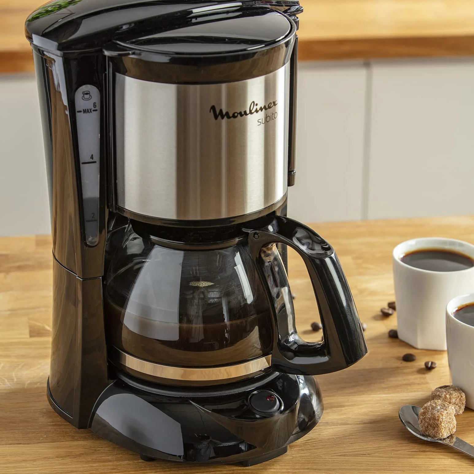 Moulinex Subito Cafetière filtre électrique, 0,6 L soit 6 tasses, Machine à café, Système anti goutte, Porte-filtre pivotant, Auto off 30 min FG150813, Noir/Inox