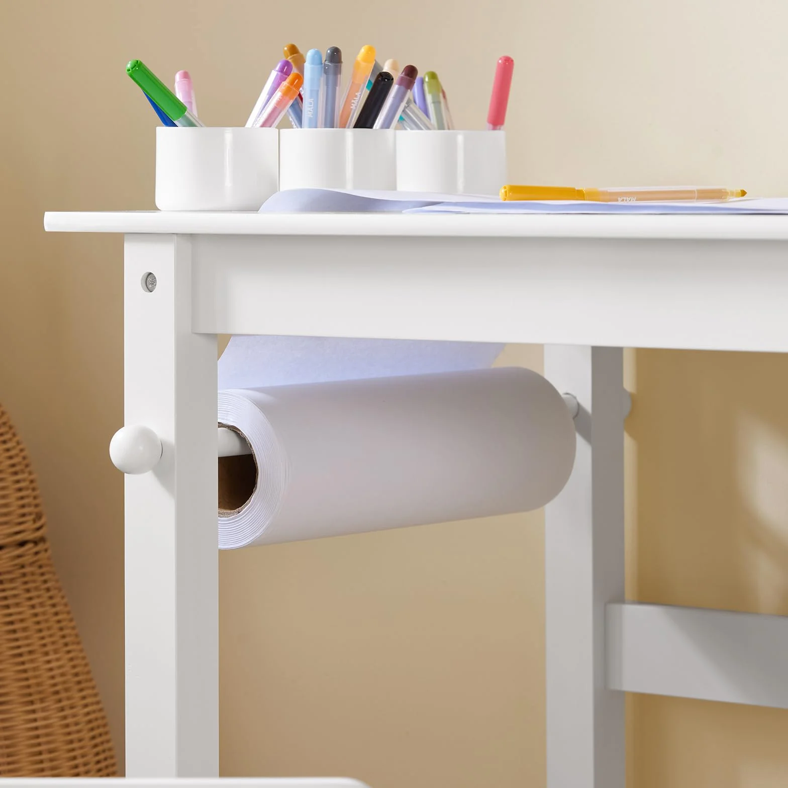 SoBuy Table Enfant avec Chaise Ensemble 2 Pièces Table et Chaise pour Enfant Bureau avec 2 Étagères Porte-Papier et Rangements Stylos Blanc 80x54x65,5 KMB60-W