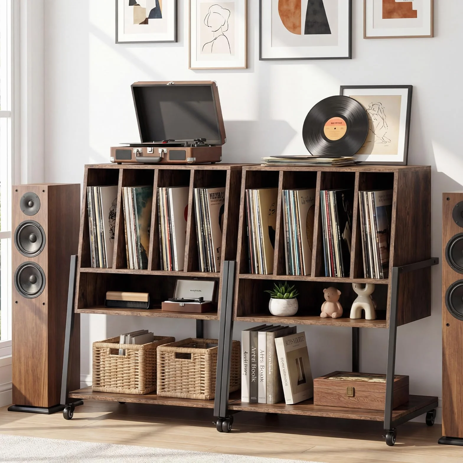 KOMFOTTEU Meuble Platine Vinyle avec Roulette, Support de Tourne-Disque, Compartiments & Étagère inférieure, Meuble Tourne-Disque, 54 x 57 x 76,5 cm (Marron, avec Station de Recharge)