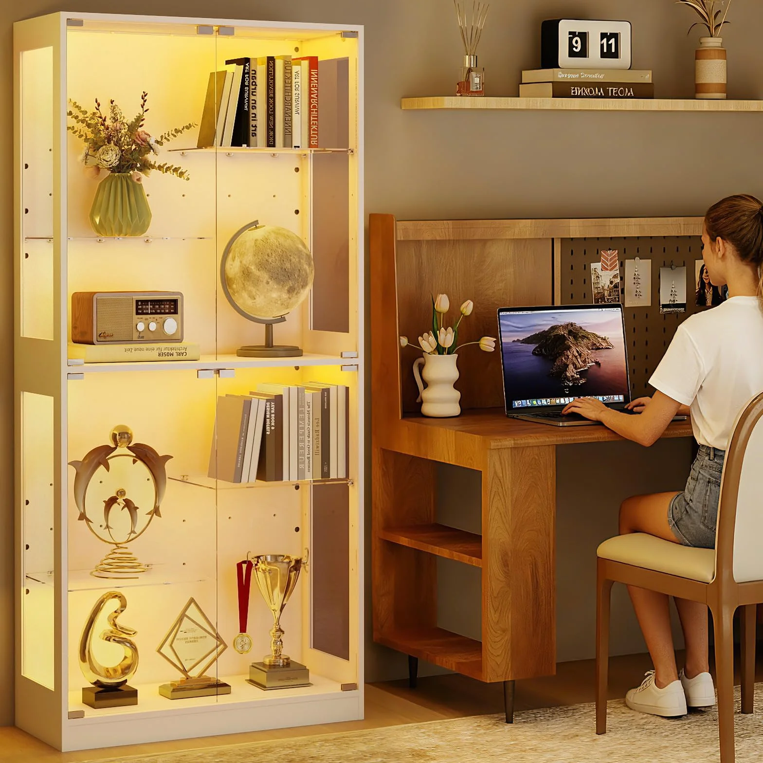 Lamtor Vitrine en Verre Debout, 175 cm, avec éclairage LED RVB, réglable en Hauteur, avec Verre trempé de sécurité et Fermeture magnétique, pour Les Collections dans Le Salon, Blanche