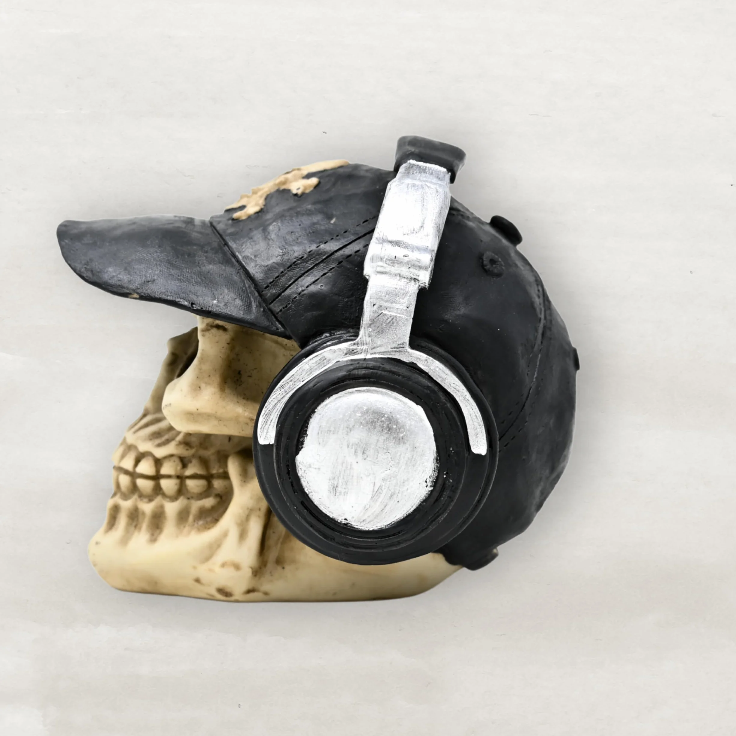 Tête de mort décorative marron avec casquette de baseball - Crâne Dark Romance - Décoration Halloween effrayante