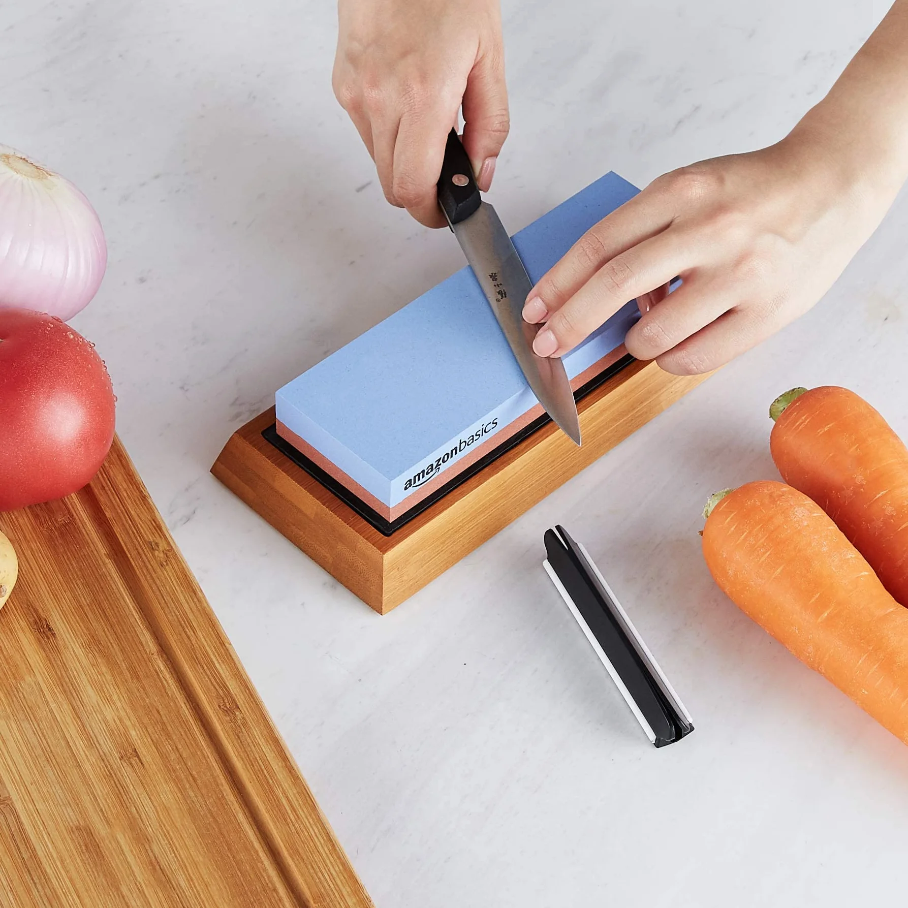 Amazon Basics Pierre à aiguiser pour couteaux double face grain 400/1000 avec base antidérapante en bambou bleu rouge