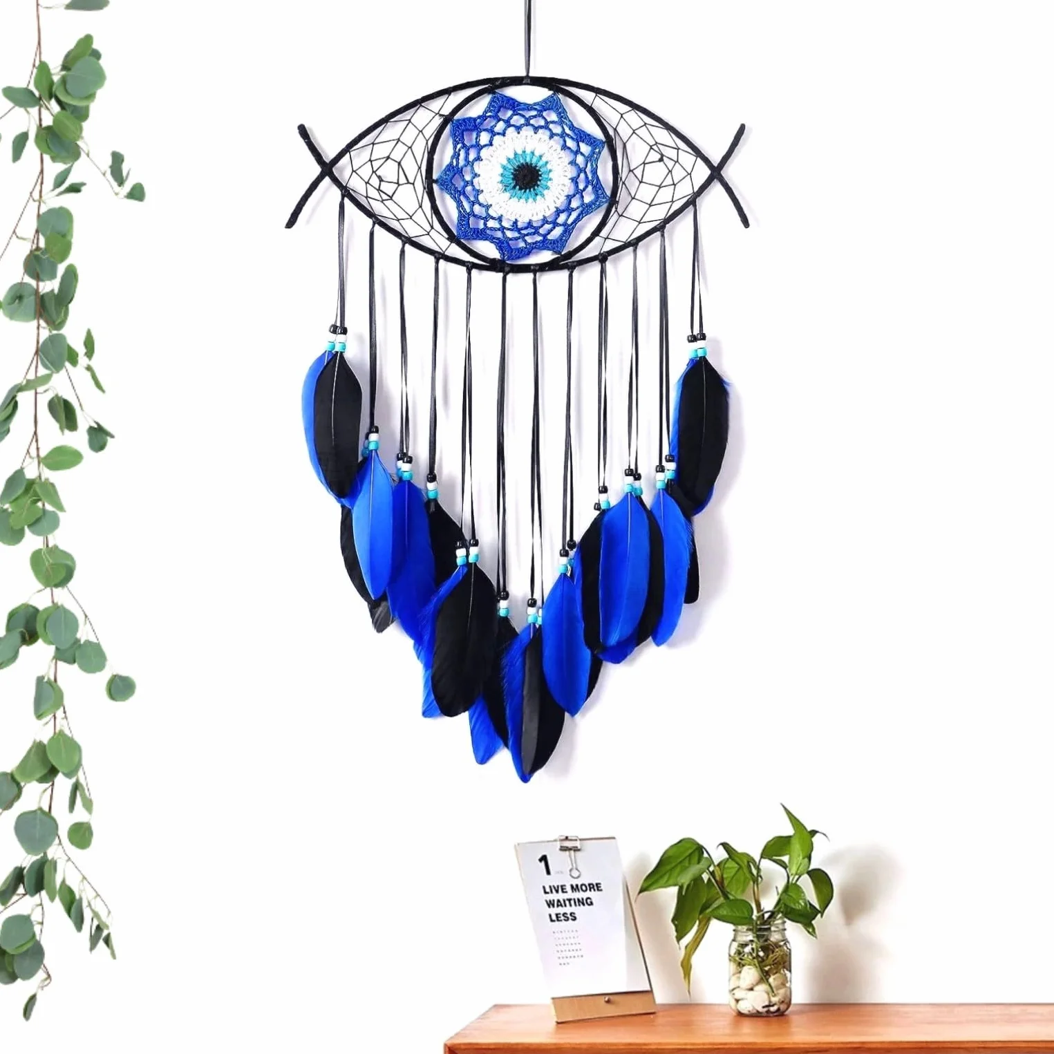 Attrape-rêves noir contre le mauvais œil plumes bleues perles macramé décoration murale gothique