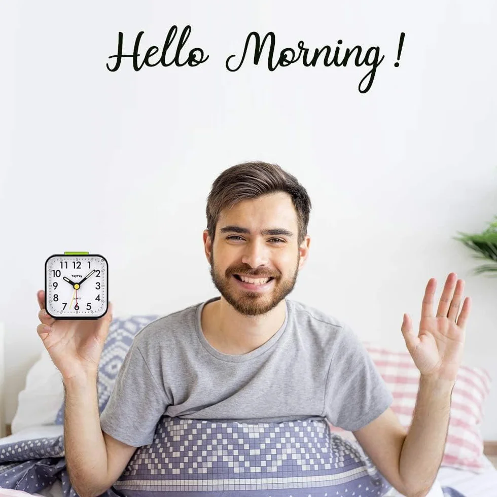 Réveil analogique sans tic-tac avec lumière, alarme puissante, fonction snooze, silencieux, portable, réveil de voyage
