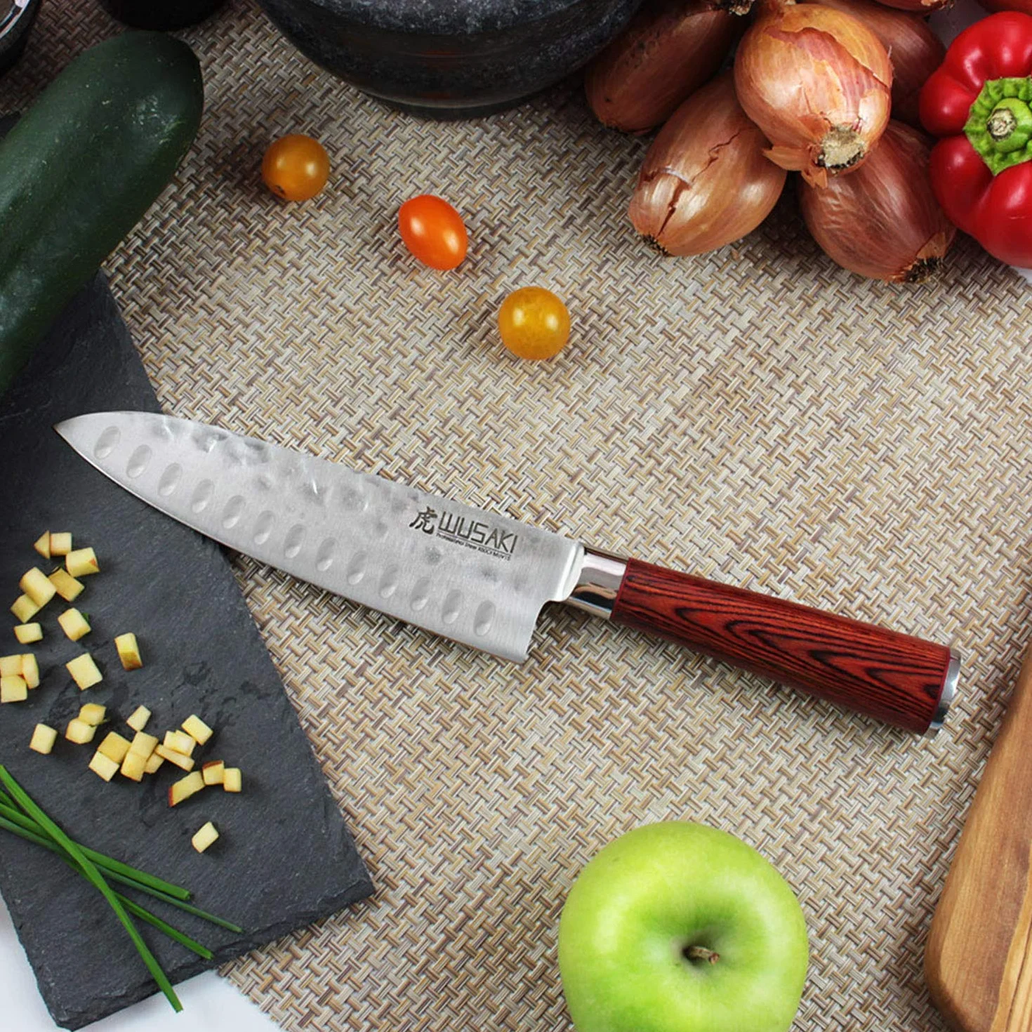 Wusaki Pakka X50 Couteau Santoku lame 17cm acier inox martelé, manche en Pakkawood - Vendu dans un coffret noir