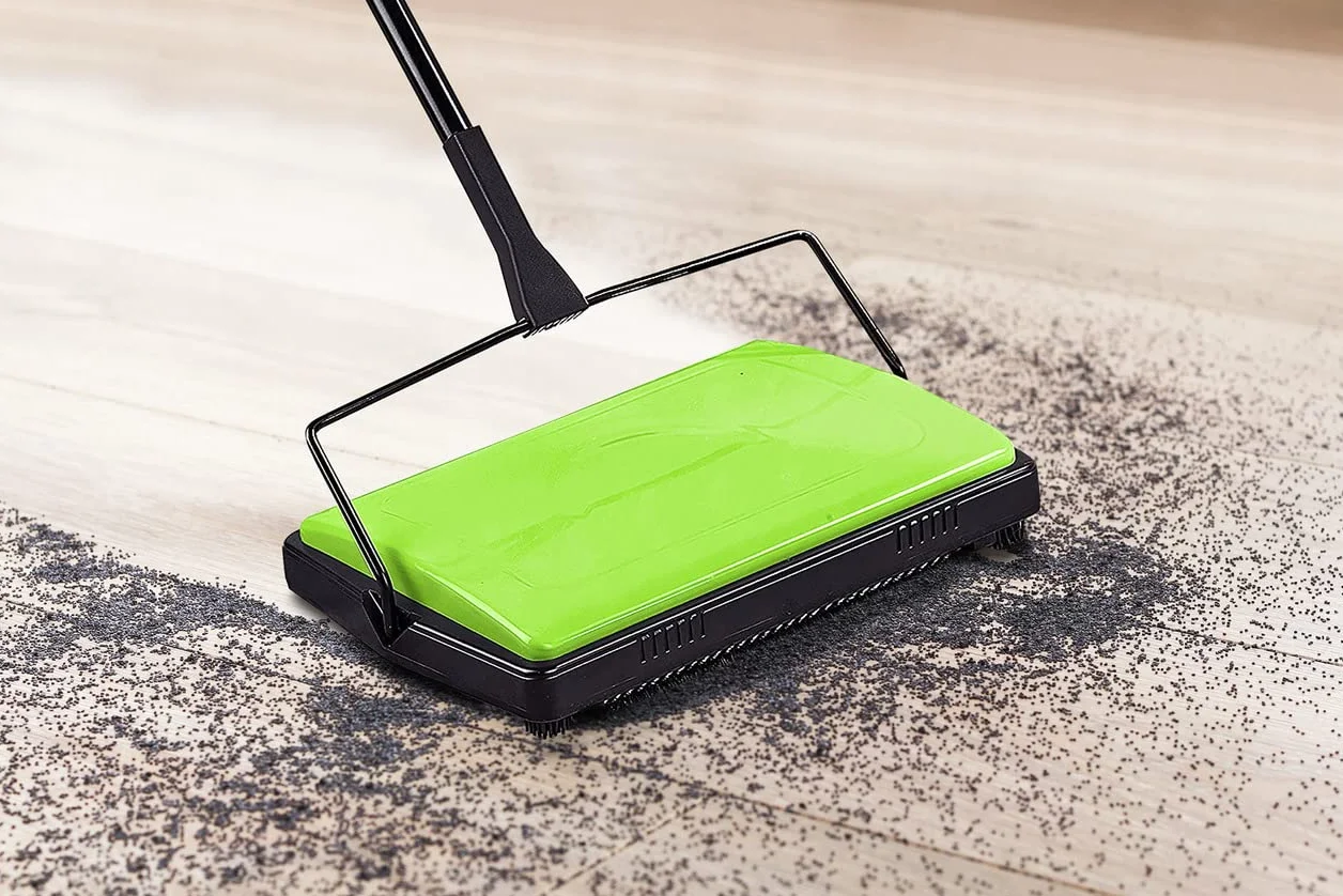 WENKO Balai mécanique Vert pour Tapis | Ramasse poussière | Fonctionne sans électricité et sans Bruit | Manche en métal | 28 x 105 x 19 cm | Noir et Vert